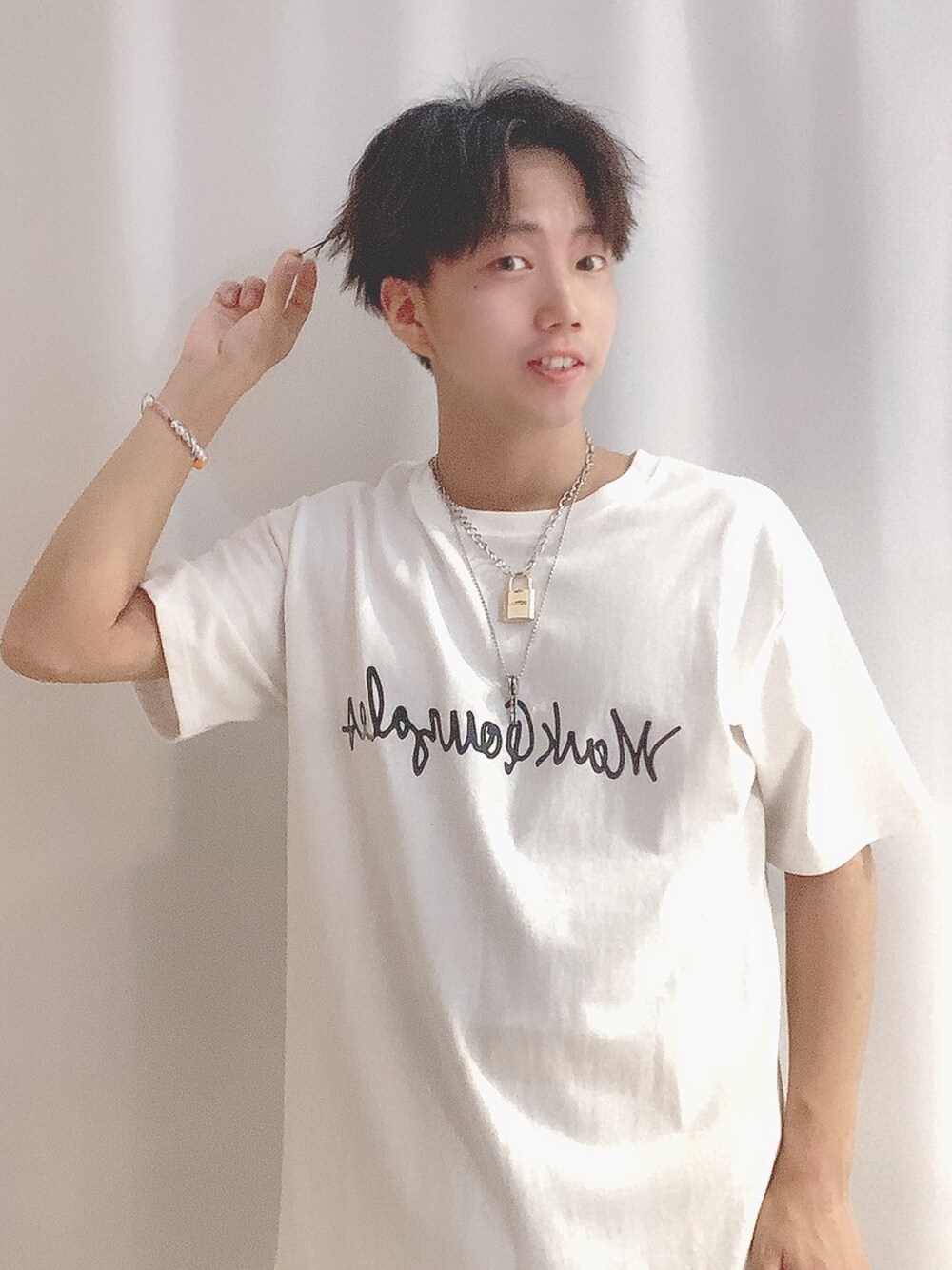 「Mark Gonzales、マークゴンザレス、WEGO、ブレスレット、夏、休日スタイル、今日のコーデ、シンプルコーデ、大人カジュアル、お洒落さんとつながりたい」｜「Mark Gonzalesの【Mark Gonzales/マークゴンザレス】バックロゴTシャツ/クルーネック/半袖Tシャツ（Tシャツ/カットソー、ホワイト系）」を使った、そーまさん（メンズ・170cm）の夏コーディネートの1枚目の写真