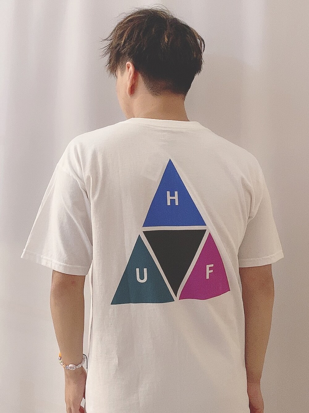 「HUF、ブレスレット、休日コーデ、シンプル、おしゃれさんと繋がりたい、夏服、カジュアル、きれいめカジュアル、キレイめ、大人カジュアル」｜「HUFのESSENTIALS TT S/S TEE　HUF ハフ Tシャツ（Tシャツ/カットソー、ホワイト系）」を使った、そーまさん（メンズ・170cm）の夏コーディネートの1枚目の写真