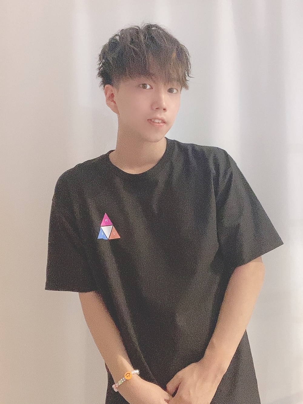 「HUF、ブレスレット、休日スタイル、お洒落さんとつながりたい、シンプルスタイル、ゆるコーデ、シンプル、Tシャツ、ストリート、カジュアルコーデ」｜「HUFのESSENTIALS TT S/S TEE　HUF ハフ Tシャツ（Tシャツ/カットソー、ホワイト系）」を使った、そーまさん（メンズ・170cm）の夏コーディネートの1枚目の写真