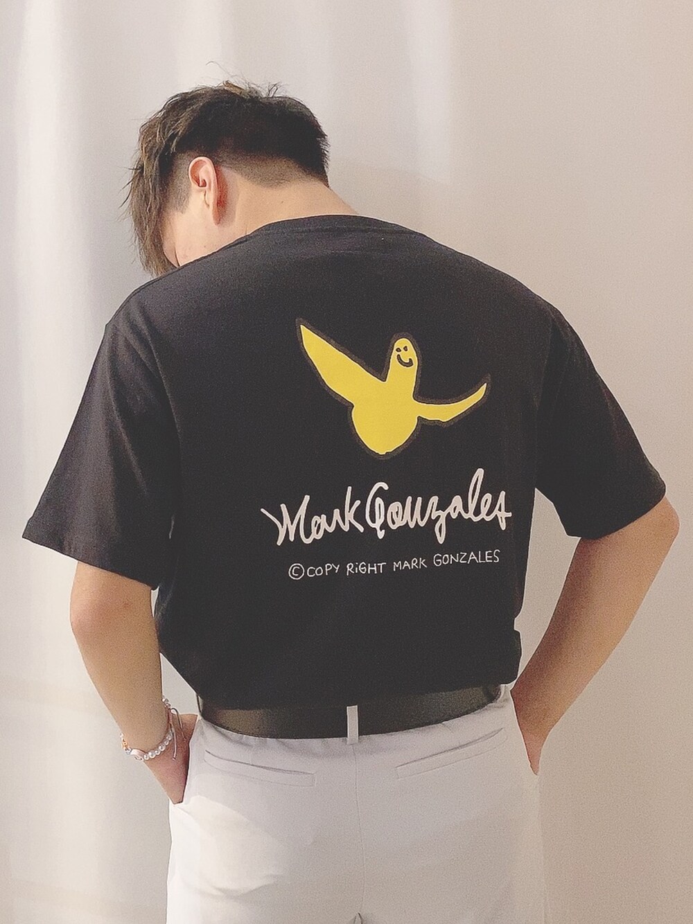 「Mark Gonzales、マークゴンザレス、ブレスレット、夏、おしゃれさんと繋がりたい、大人カジュアル、カジュアル、シンプル、夏だ！Tシャツ着よう！、キレイめ」｜「Mark Gonzalesの【Mark Gonzales/マークゴンザレス】バックロゴTシャツ/クルーネック/半袖Tシャツ（Tシャツ/カットソー、ブラック系）」を使った、そーまさん（メンズ・170cm）の夏コーディネートの1枚目の写真