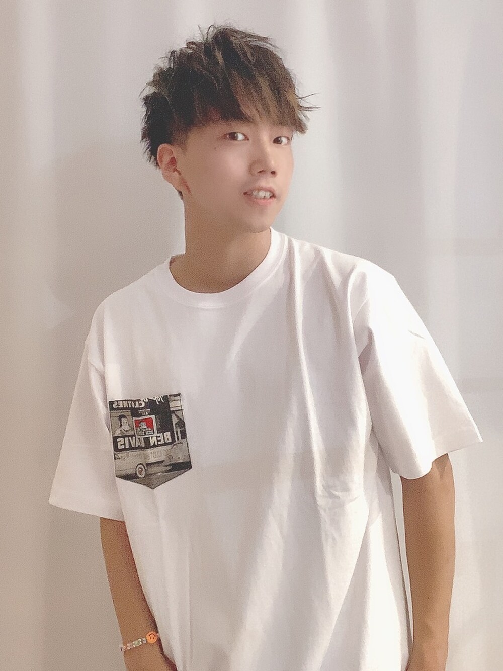 「BEN DAVIS、ブレスレット、浴衣祭り、シンプルコーデ、夏コーデ、ootd、オトナカジュアル、Tシャツ、きれいめカジュアル、休日スタイル」｜「BEN DAVISの【BEN DAVIS/ベンディビス】カモフラージュ柄ポケット付き半袖Tシャツ（Tシャツ/カットソー、ホワイト系）」を使った、そーまさん（メンズ・170cm）の夏コーディネートの1枚目の写真