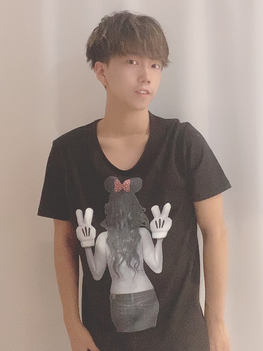「nocommentparis、nocomment、ノーコメントパリ、ノーコメント、休日スタイル、お洒落さんとつながりたい、シンプル、オトナカジュアル、黒、キレイめ」｜「NO COMMENT PARISのNO COMMENT PARIS/ノーコメントパリ/OP GIRL RAINBOW（Tシャツ/カットソー、ブラック系）」を使った、そーまさん（メンズ・170cm）の夏コーディネートの1枚目の写真