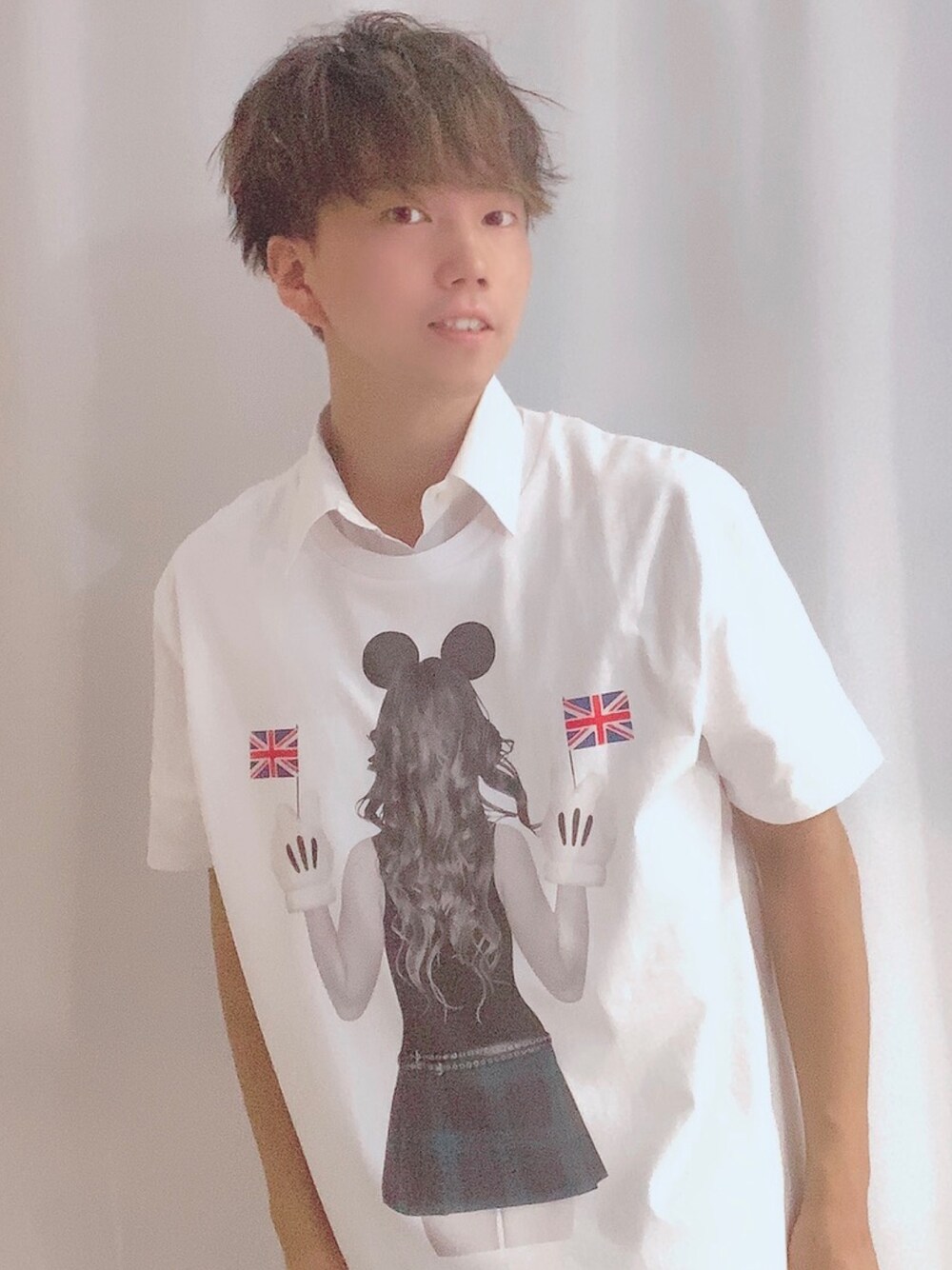 「nocommentparis、nocomment、ノーコメントパリ、ノーコメント、シンプル、お洒落さんとつながりたい、大人カジュアル、ラフ、Tシャツ、カジュアル」｜「NO COMMENT PARISのNO COMMENT PARIS/ノーコメントパリ/ミニーＴシャツ（Tシャツ/カットソー、ホワイト系）」を使った、そーまさん（メンズ・170cm）の夏コーディネートの1枚目の写真
