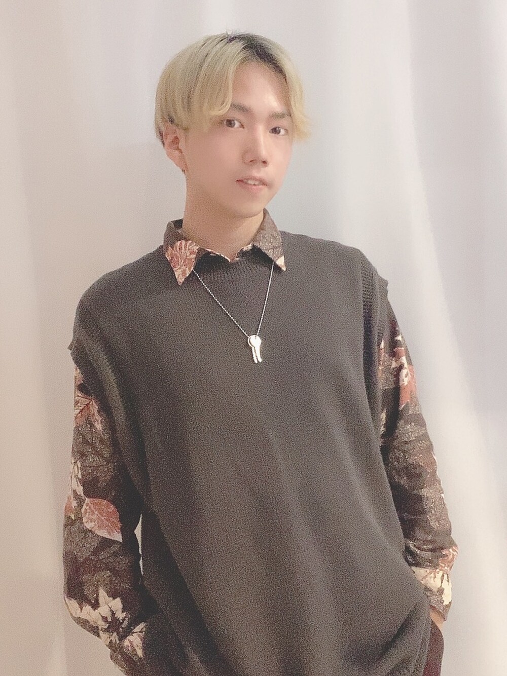 「GU、WEGO、ニットベスト、センターパート、ootd、お洒落さんとつながりたい、おしゃれさんと繋がりたい、ファッションの力を信じよう、fashion、今日のコーデ」｜「WEGOのアイテム（ネックレス、ゴールド系）」を使った、そーまさん（メンズ・170cm）の冬コーディネートの1枚目の写真