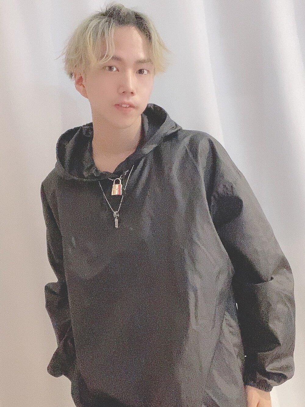 「adidas originals、ナイロンパーカー、パーカー、WEGO、休日スタイル、シンプル、ゆるコーデ、いいね、save、フォローお願いします🤑、ootd、おしゃれさんと繋がりたい」｜「adidas Originalsのアイテム（ナイロンジャケット、ブラック系）」を使った、そーまさん（メンズ・170cm）の冬コーディネートの1枚目の写真