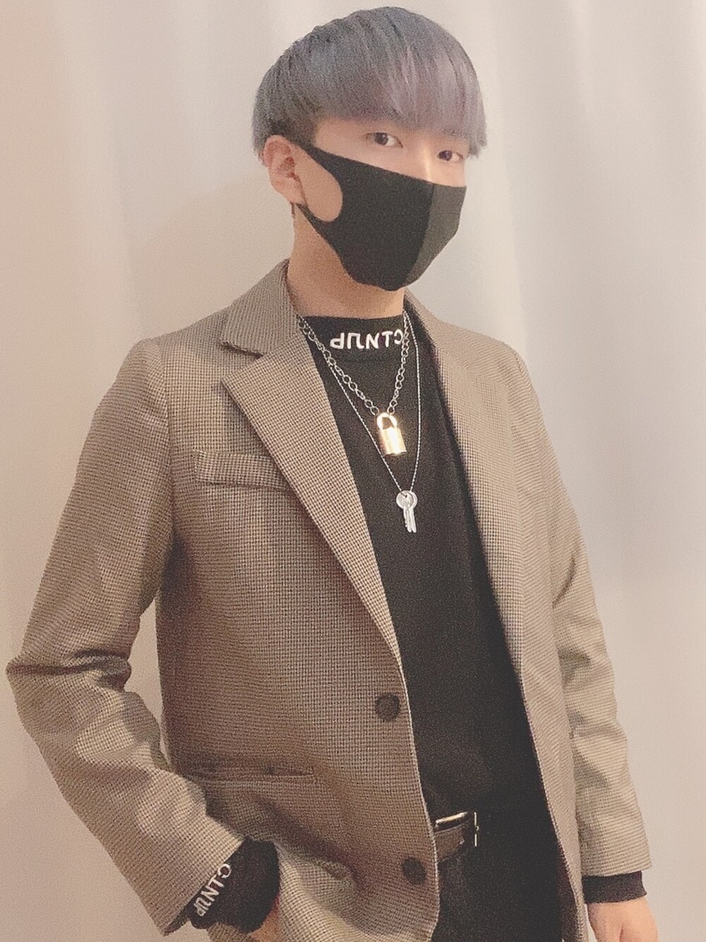 「heronpreston、ヘロンプレストン、WEGO、古着、黒マスク、ハイネック、おしゃれさんと繋がりたい、お洒落さんとつながりたい、fashion、ootd」｜「WEGOのアイテム（ネックレス、ゴールド系）」を使った、そーまさん（メンズ・170cm）の春コーディネートの1枚目の写真