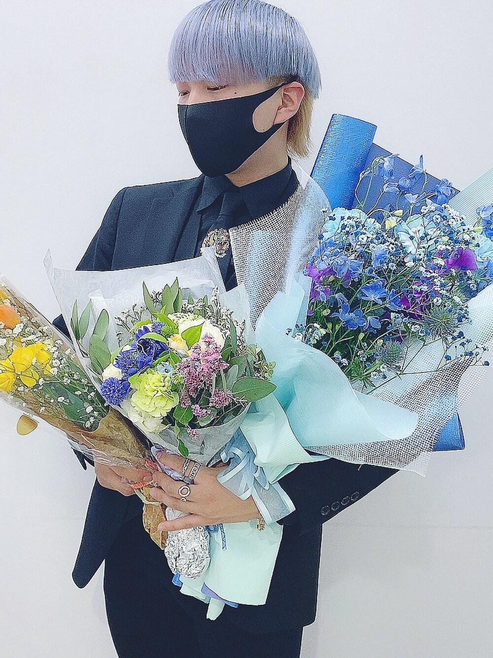 「GUCCI、gucciネクタイ、guccitiger、スーツスタイル、卒業式、花束、マッシュウルフ、黒マスク、2トーンカラー、派手髪」｜「GUCCIのアイテム（ネクタイ、ブラック系）」を使った、そーまさん（メンズ・170cm）の春コーディネートの1枚目の写真