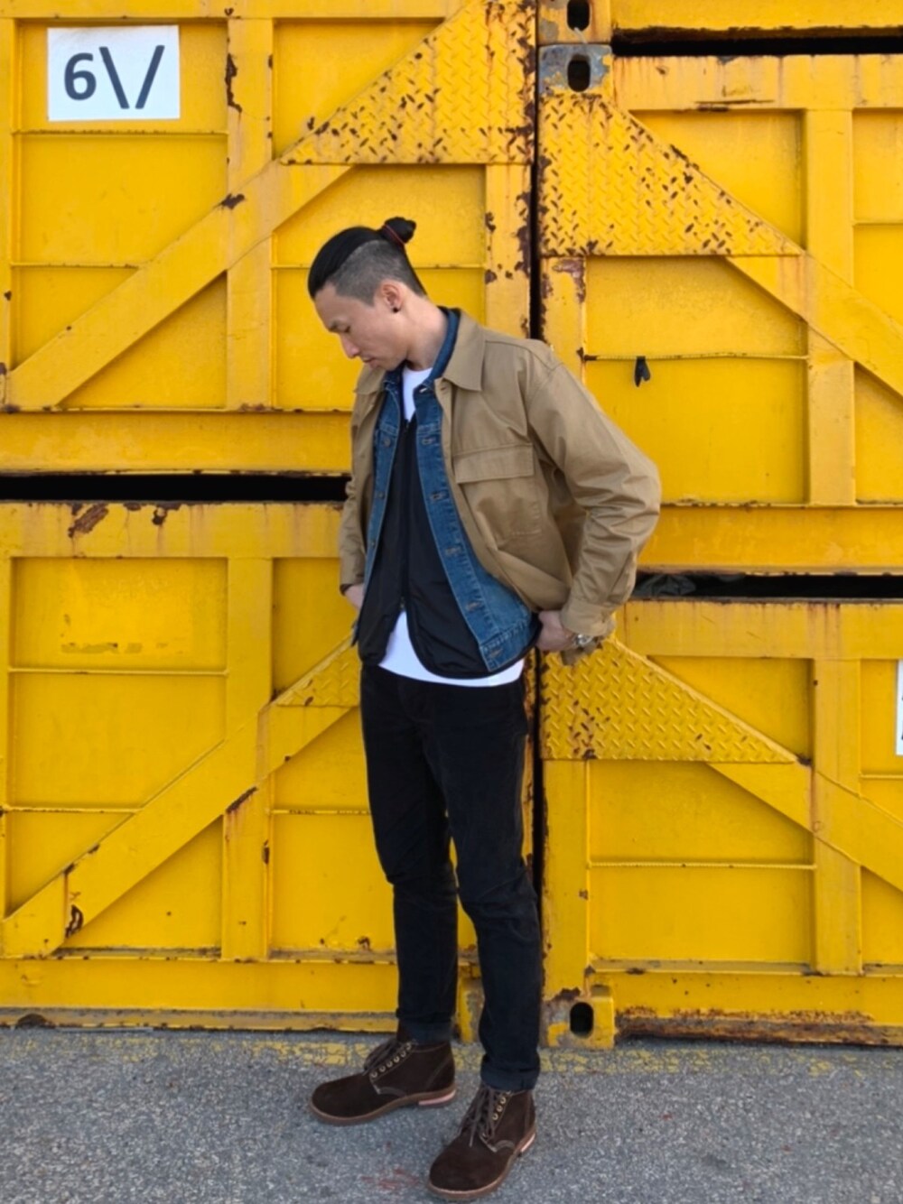 「visvim、Ron Herman、UNIQLO」｜「VISVIMのアイテム（ブーツ、ブラウン系）」を使った、cyeungyeungさん（メンズ・178cm）の春コーディネートの1枚目の写真
