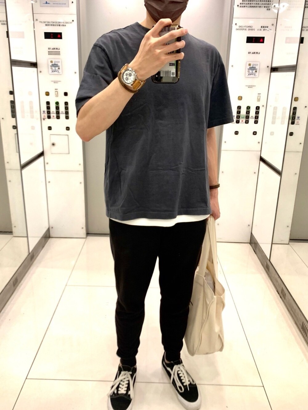 「H&M、VANS VAULT、Ron Herman、casetify、goro's、UNIQLO」｜「H&Mのアイテム（スウェットパンツ、ブラック系）」を使った、cyeungyeungさん（メンズ・178cm）の春コーディネートの1枚目の写真