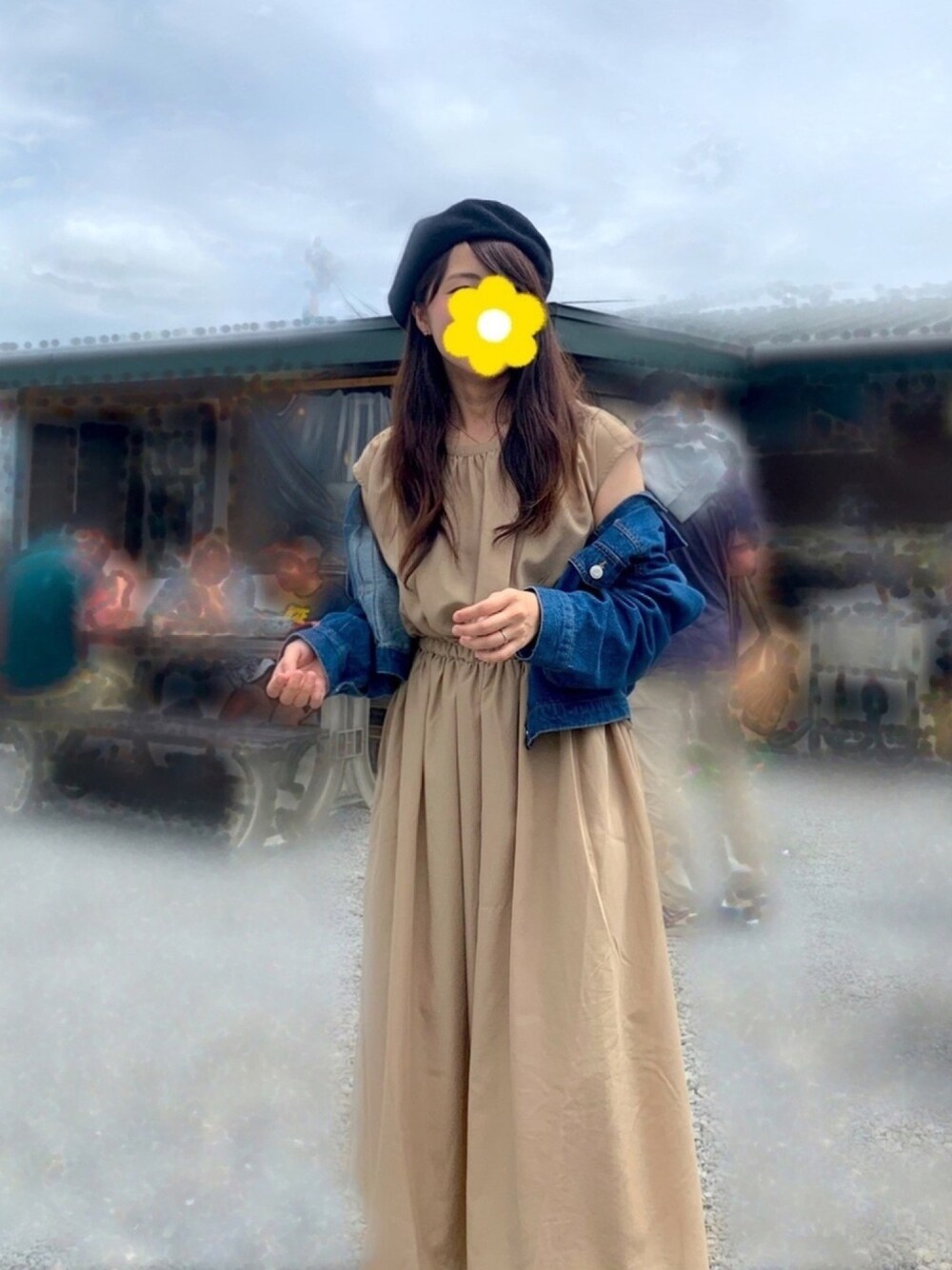 ベージュ系のワンピース/ドレス、ブルー系のデニムジャケット、ブラック系のハンチング/ベレー帽を着用したレディースの夏コーディネートの1枚目の写真