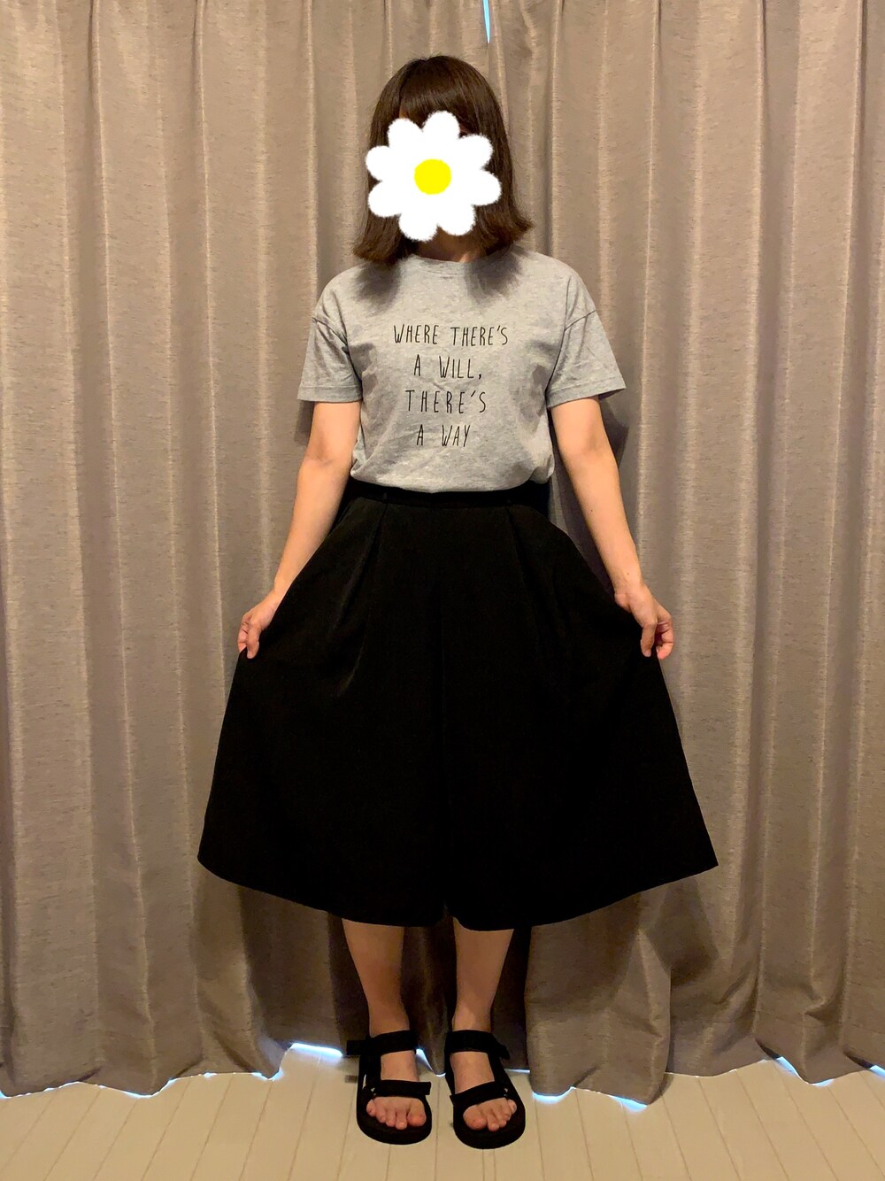 グレー系のTシャツ/カットソー、ブラック系のパンツを着用したレディースの夏コーディネートの1枚目の写真