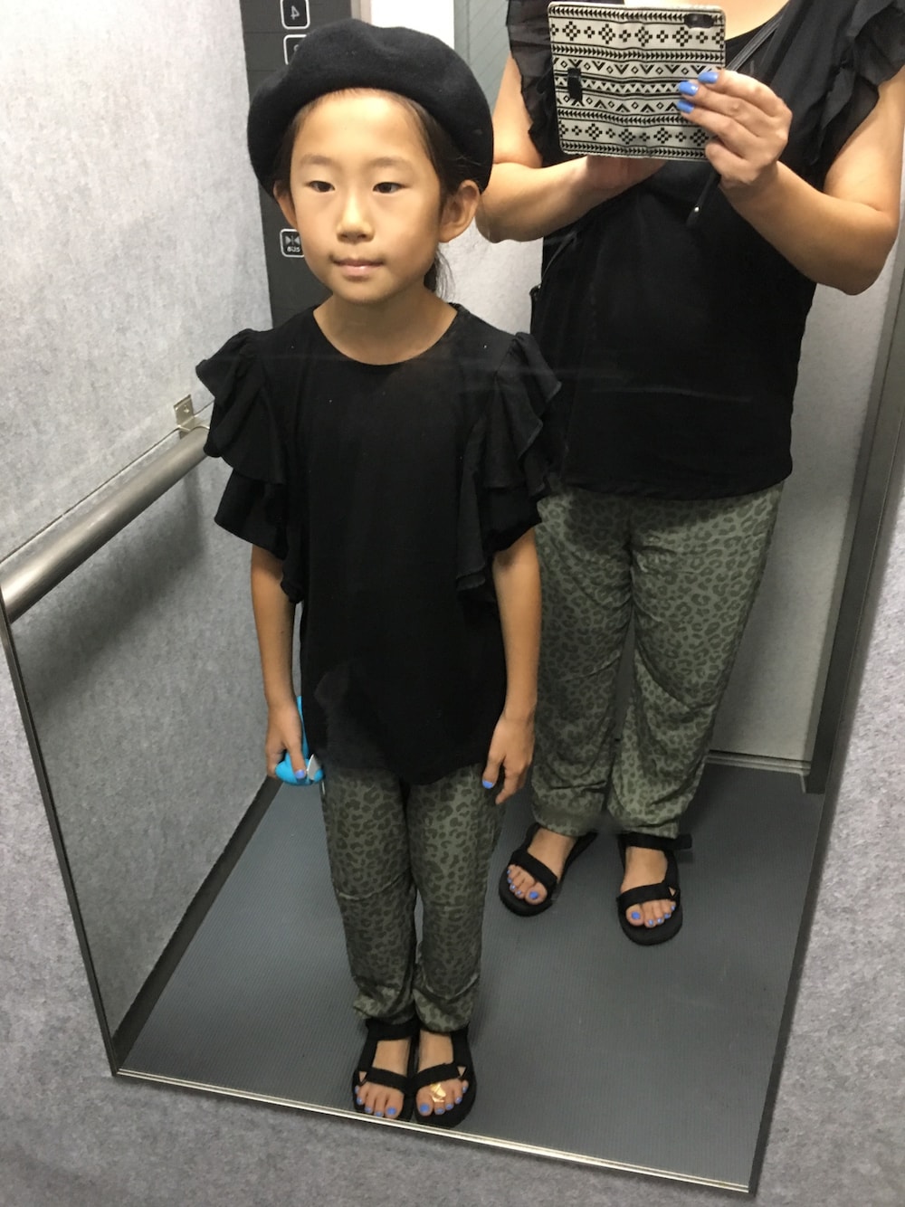 「H&Mのアイテム（パンツ、グリーン系）」を使った、クレさん（キッズ・124cm）の夏コーディネートの1枚目の写真