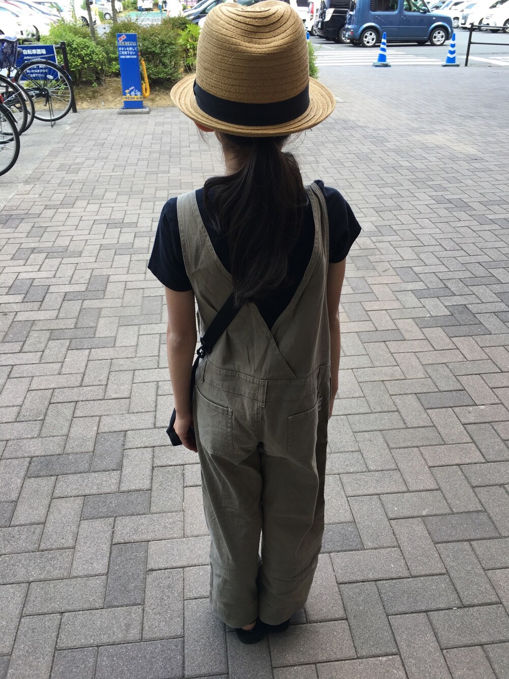「COMME CA DU MODEのアイテム（サロペット/オーバーオール、グリーン系）」を使った、クレさん（キッズ・128cm）の夏コーディネートの1枚目の写真