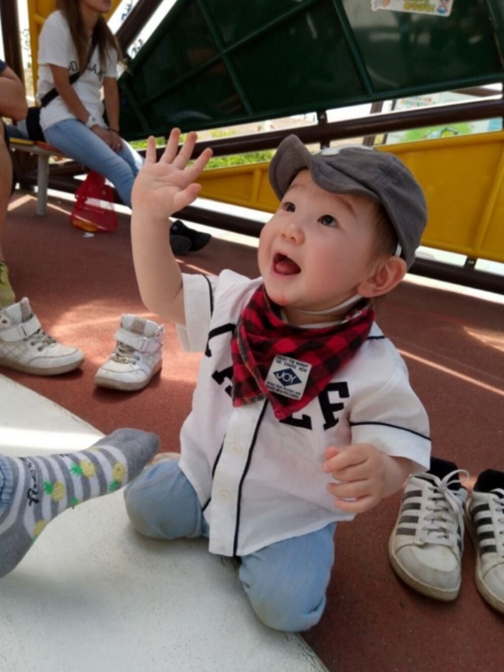「夏コーデ、キッズコーデ、シンプル、一歳、男の子ベビー、ベースボールシャツ、デニムパンツ、キャップ、チェックスタイ」｜「バースデーのアイテム（キャップ、グレー系）」を使った、もっぴーさん（キッズ・80cm）の夏コーディネートの1枚目の写真
