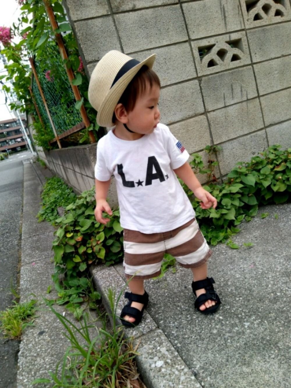 「シンプルコーデ、キッズコーデ、夏コーデ、ハーフパンツ、スポーツサンダル、一歳男の子、ハット、帽子、ボーダーパンツ、スポサン」｜「赤ちゃん本舗のアイテム（ハット、ベージュ系）」を使った、もっぴーさん（キッズ・80cm）の夏コーディネートの1枚目の写真