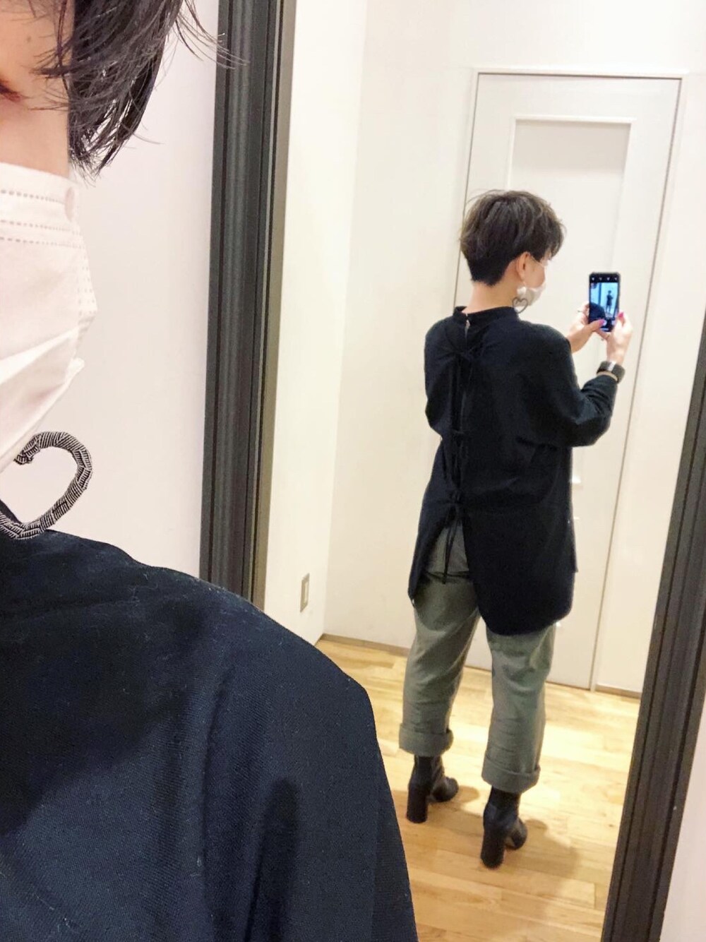 「ciaopanic、チャオパニック、カーゴパンツ、ブーツ、タビブーツ、johnbull、Maison Margiela、低身長、ショートヘア、カジュアル」｜「CIAOPANICのバックリボンシャツ（シャツ/ブラウス、ブラック系）」を使った、muuさん（レディース・150cm）の夏コーディネートの1枚目の写真