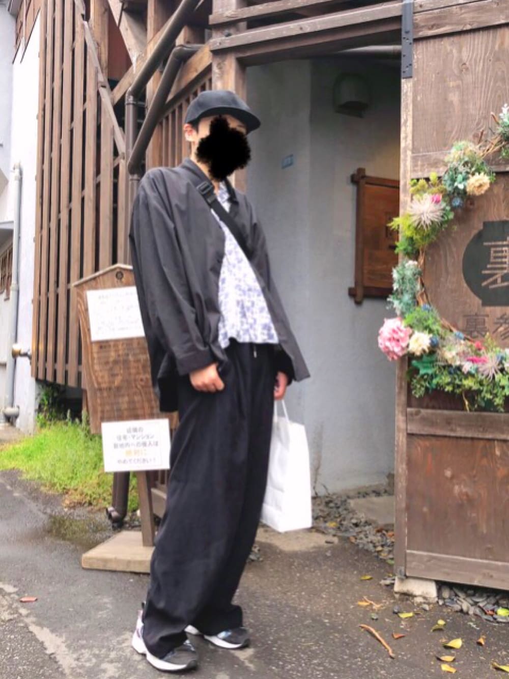 「春コーデ、お洒落さんとつながりたい、黒スキニー」｜「HAREのBIGピンオックスボタンダウンシャツ(HARE)（シャツ/ブラウス、ブラック系）」を使った、ッタさん（メンズ・173cm）の春コーディネートの1枚目の写真