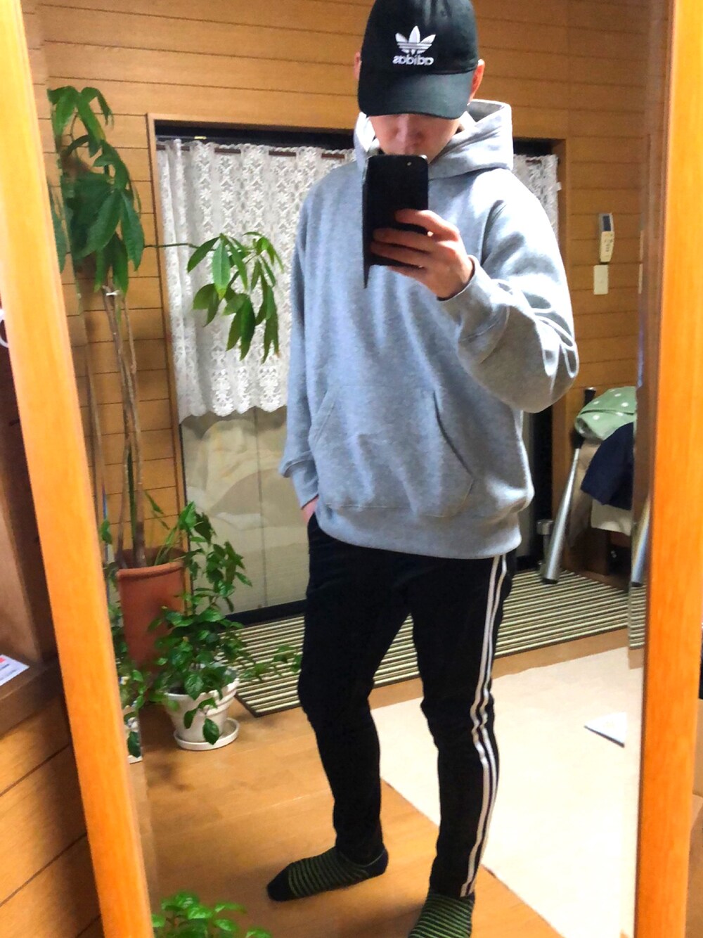 「GUのアイテム（パーカー、グレー系）」を使った、yuhyaさん（メンズ・175cm）の冬コーディネートの1枚目の写真