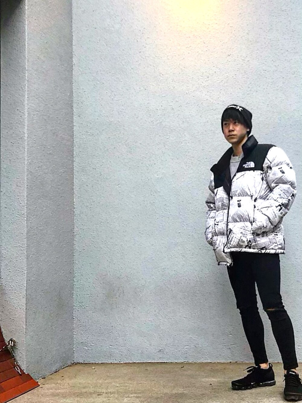 「THE NORTH FACEのアイテム（ダウンジャケット/コート、ホワイト系）」を使った、yuhyaさん（メンズ・175cm）の春コーディネートの1枚目の写真