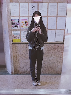 「アイテム（ミリタリージャケット）」を使った、Siuman Lauさん（レディース・165cm）の冬コーディネート