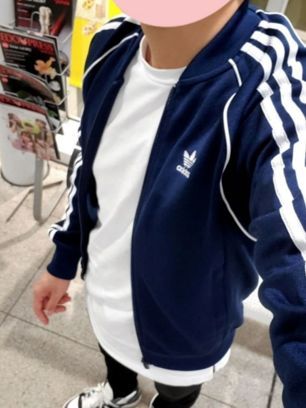 「ジャージ、ジャージコーデ、スポーツミックス、レイヤードスタイル、黒スキニー、シンプルコーデ、adidas、adidas originals、ユニクロ、GU」｜「GUのアイテム（Tシャツ/カットソー、ホワイト系）」を使った、YU163さん（メンズ・167cm）の秋コーディネートの1枚目の写真