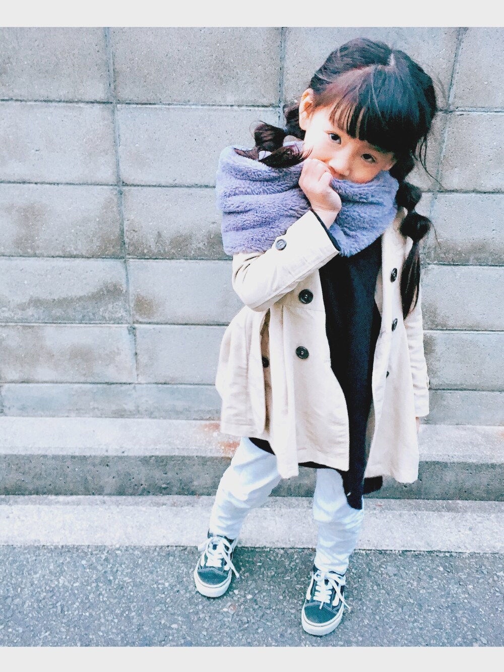 「シンプル、kids、カジュアルコーデ、トレンチコート、devirock、VANS、ユニクロ、白パン、プチプラ、通学コーデ」｜「UNIQLOのアイテム（トレンチコート、ベージュ系）」を使った、shihotoyouさん（キッズ・120cm）の春コーディネートの1枚目の写真