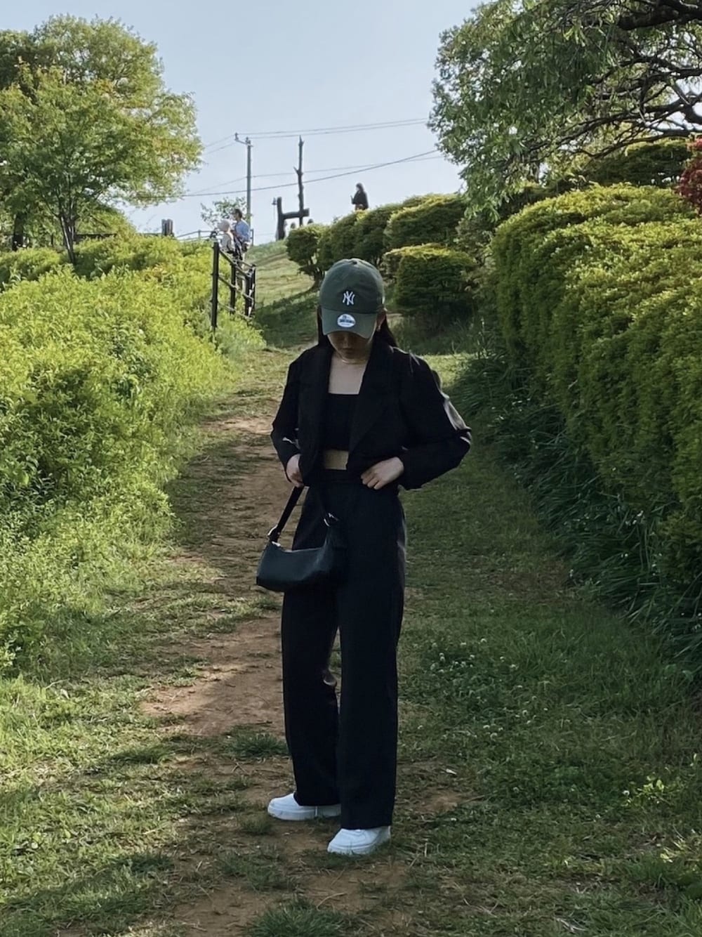 「スラックスパンツ、セットアップスタイル、牧場、キャップ、NEW ERA、シャギー、ブラックコーデ、moussy、スニーカーコーデ、エアフォースワン」｜「NEW ERAのニューエラ キャップ 9THIRTY TYPEWRITER MLB ニューヨークヤンキース NEW ERA（キャップ、グリーン系）」を使った、YUUNAさん（レディース・156cm）の春コーディネートの1枚目の写真