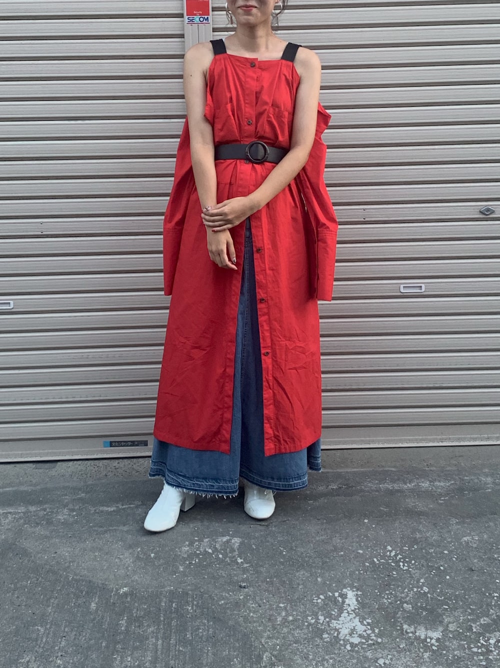 「夏コーデ、ワンピース、レッドコーデ、デニムスカート、AKIRA NAKA、低身長コーデ、ロングスカート、outfit、ナチュラル、服飾学生」｜「AKIRANAKAのアイテム（ワンピース、レッド系）」を使った、tamamiさん（レディース・159cm）の秋コーディネートの1枚目の写真