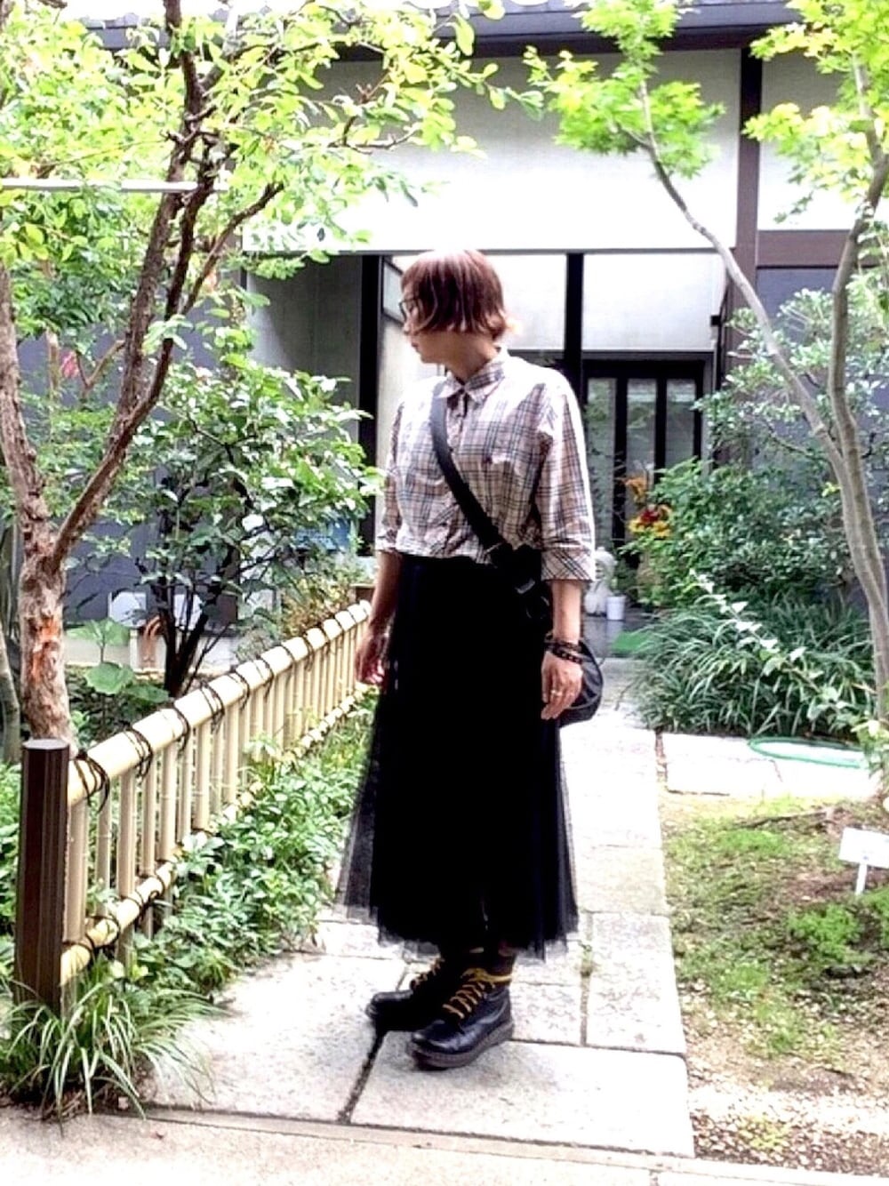 ブラック系のブーツを着用したレディースの夏コーディネートの1枚目の写真