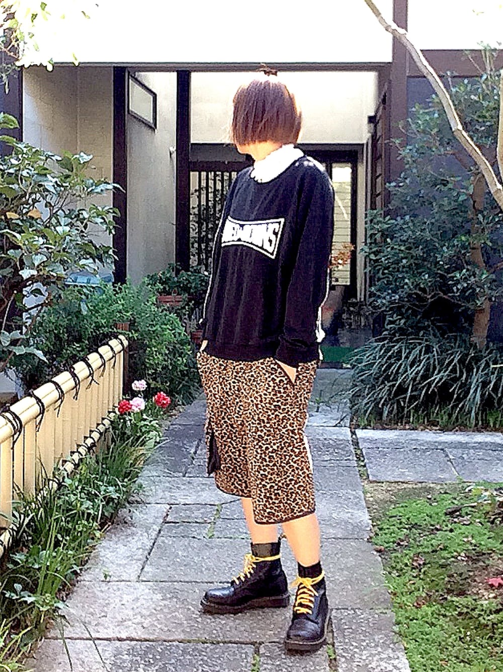 「ロデオクラウンズ、ドクターマーチン、ショートブーツ、ハーフパンツ、ひょう柄、レオパード、秋コーデ、カジュアルコーデ、ママコーデ、大人カジュアル」｜「RODEO CROWNS WIDE BOWLのアーチロゴ ビッグ スウェット（Tシャツ/カットソー、ブラック系）」を使った、ぽん。さん（レディース・159cm）の秋コーディネートの1枚目の写真