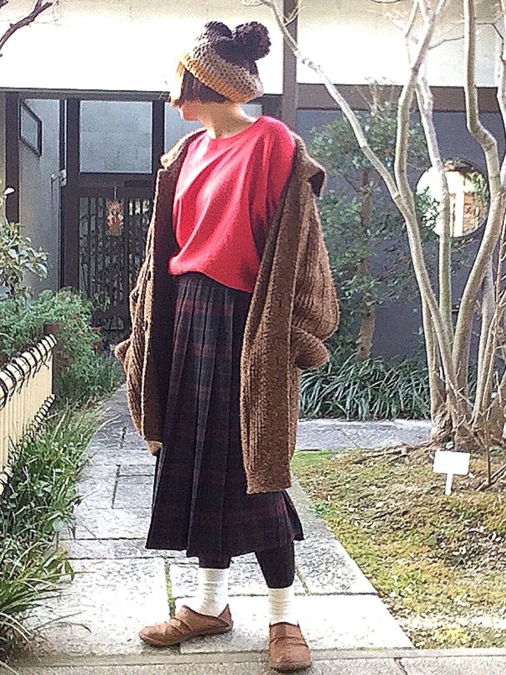 「ブラウン色に染まれ、ベレー帽、ニットコート、トレーナー、RODEO CROWNS WIDE BOWL、プリーツスカート、journal standard、古着、チェックスカート、オトナカジュアル」｜「古着のアイテム（スリッポン、ブラウン系）」を使った、ぽん。さん（レディース・159cm）の冬コーディネートの1枚目の写真