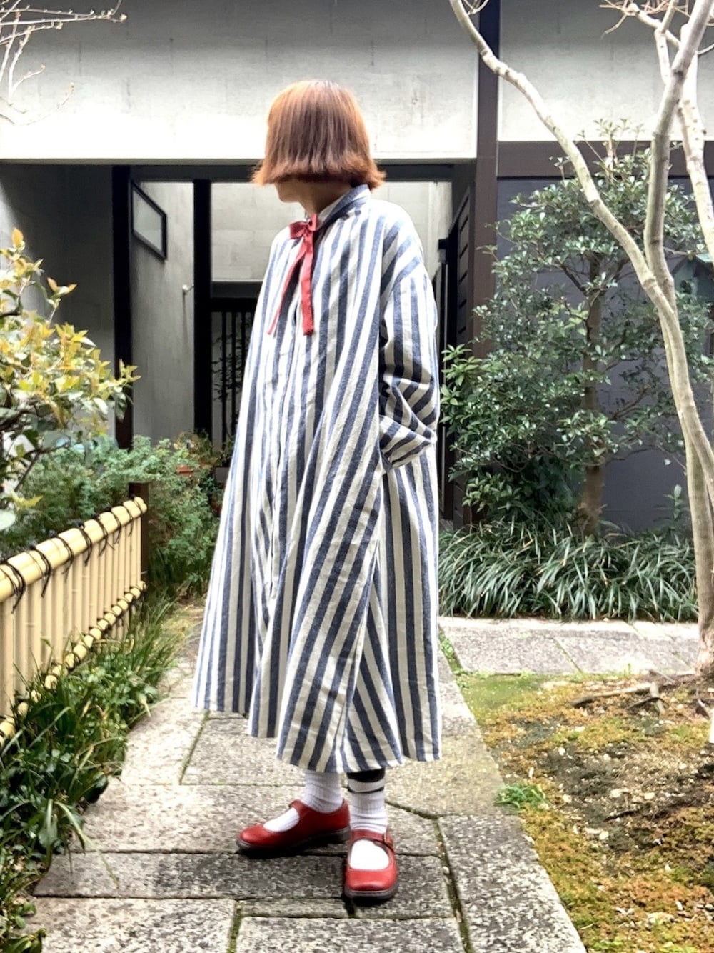「蝶ネクタイ、シャツワンピ、SM2、ストライプ、ロングワンピース、Dr.Martens、ドクターマーチン、ゆるコーデ、オトナカジュアル、オトナ女子」｜「分かりませぬ💦のアイテム（蝶ネクタイ、レッド系）」を使った、ぽん。さん（レディース・159cm）の春コーディネートの1枚目の写真