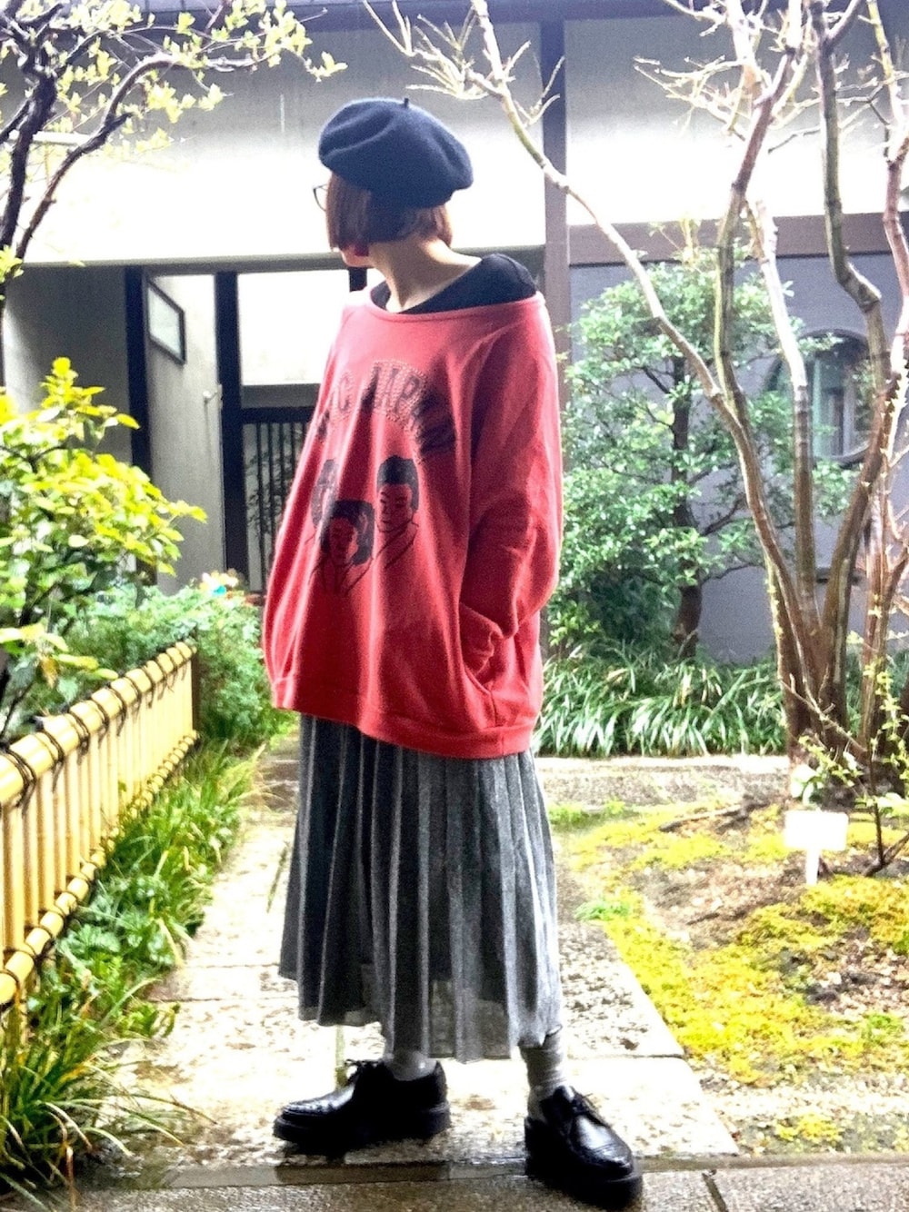 「ベレー帽、トレーナー、RNA、プリーツスカート、シルバー、ロングスカート、zucca、ズッカ、ゆるコーデ、オトナカジュアル」｜「WEGOのWEGO/バスクベレー帽（ハンチング/ベレー帽、ブラック系）」を使った、ぽん。さん（レディース・159cm）の春コーディネートの1枚目の写真