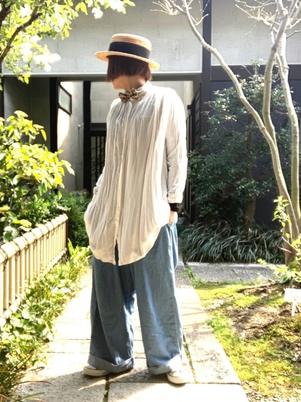 「カンカン帽、むぎわら帽子、白シャツ、蝶ネクタイ、デニム、スニーカー、converse、ゆるコーデ、オトナカジュアル、オトナ女子」｜「蝶ネクタイのアイテム（蝶ネクタイ、ブラウン系）」を使った、ぽん。さん（レディース・159cm）の春コーディネートの1枚目の写真