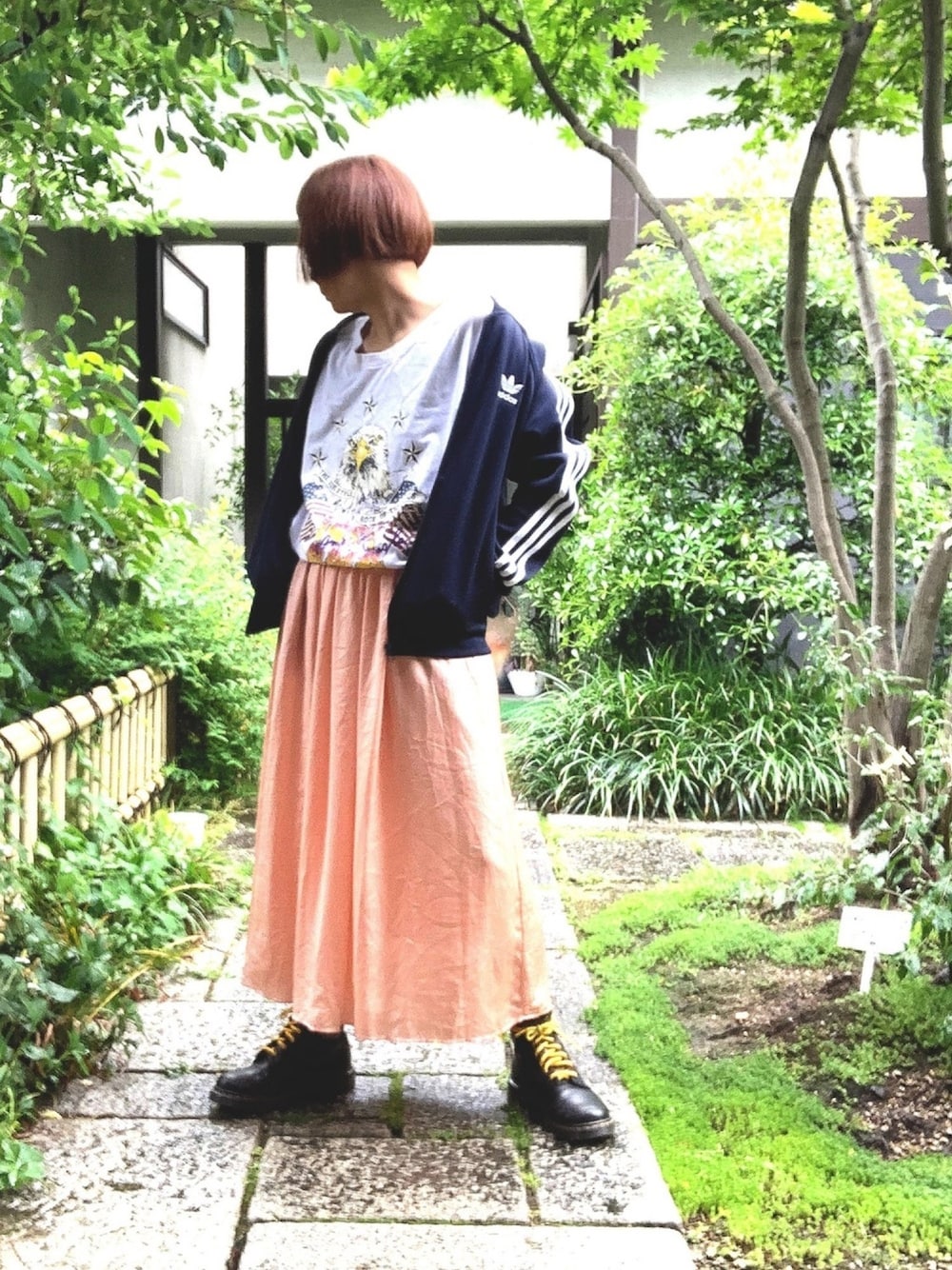 Dr. Martensのアイテムを使った「サテンスカート」の人気ファッション