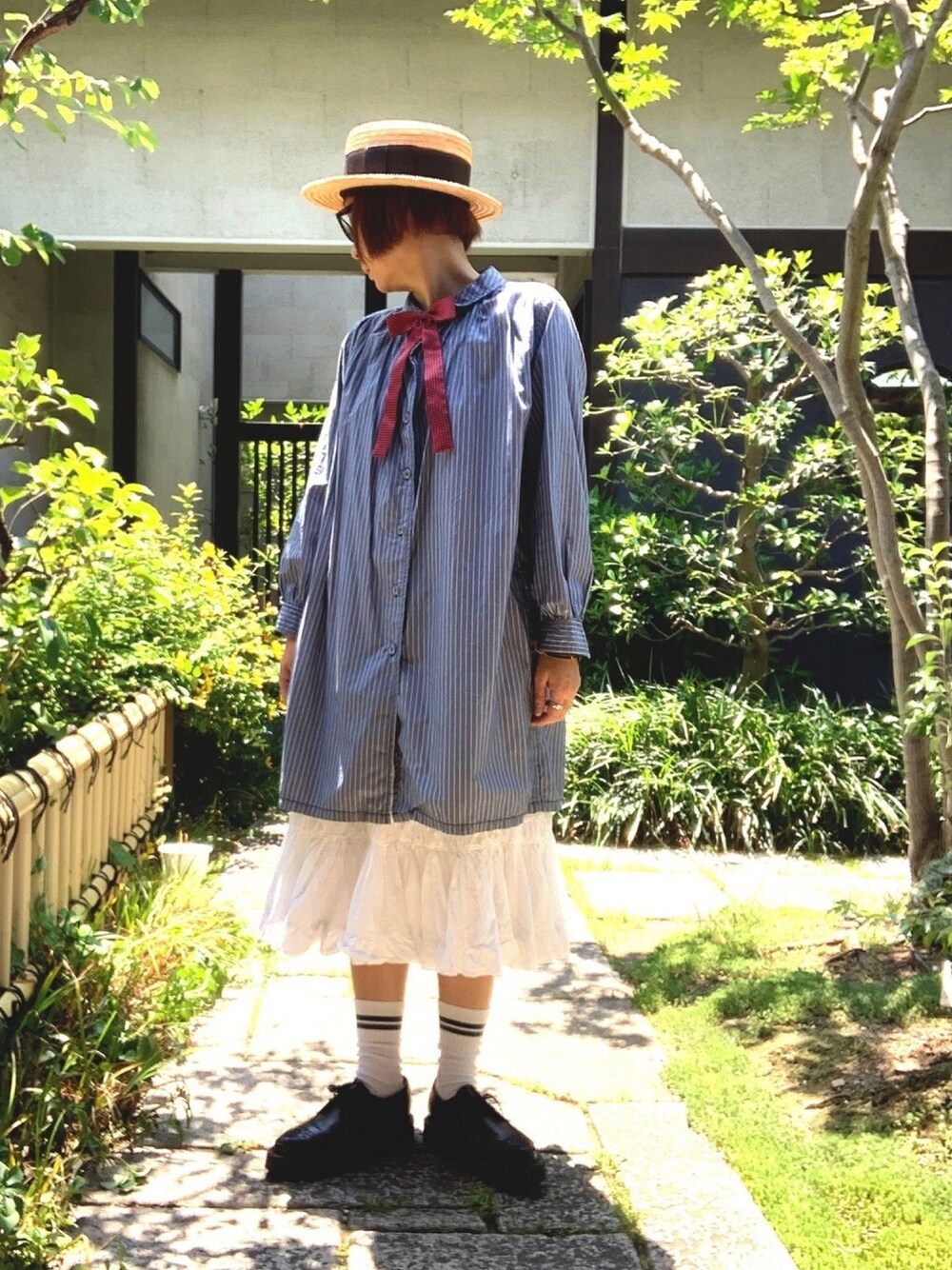 「夏コーデ、カンカン帽、麦わら帽子、蝶ネクタイ、シャツスタイル、フレアスカート、ドレスシューズ、zucca、オトナ女子、ボブ」｜「カンカン帽のアイテム（帽子、ベージュ系）」を使った、ぽん。さん（レディース・159cm）の夏コーディネートの1枚目の写真