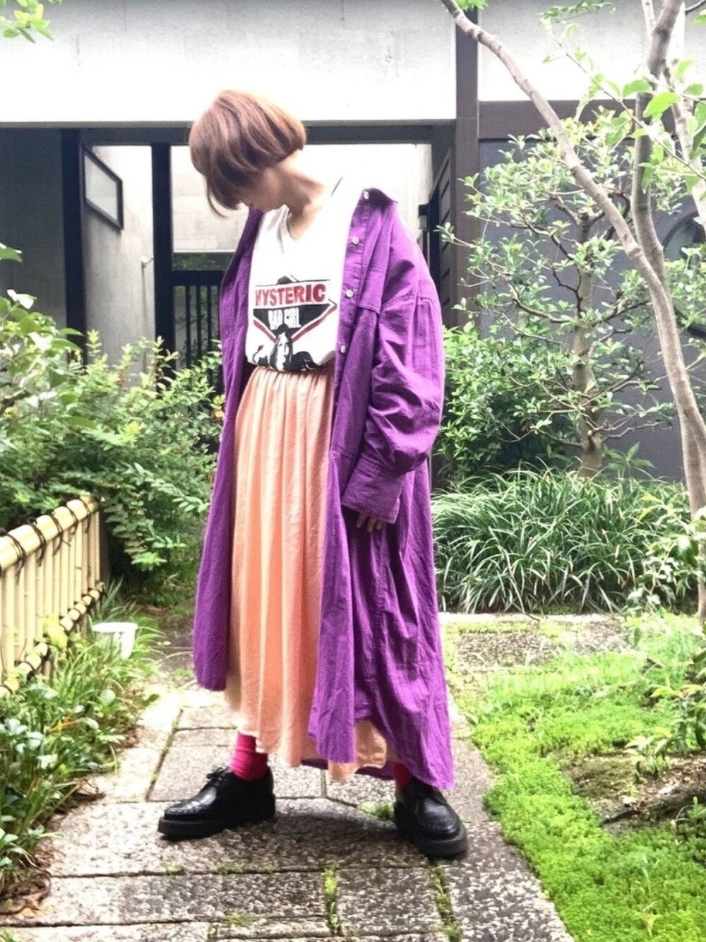 「白Tシャツ、Hysteric Glamour、シャツワンピ、サテンスカート、古着、ドレスシューズ、zucca、大人ヤンキー、WEAR昭和部、ボブ」｜「HYSTERIC GLAMOURのBAD GIRL pt ポケ付Tシャツ（Tシャツ/カットソー、ホワイト系）」を使った、ぽん。さん（レディース・159cm）の夏コーディネートの1枚目の写真