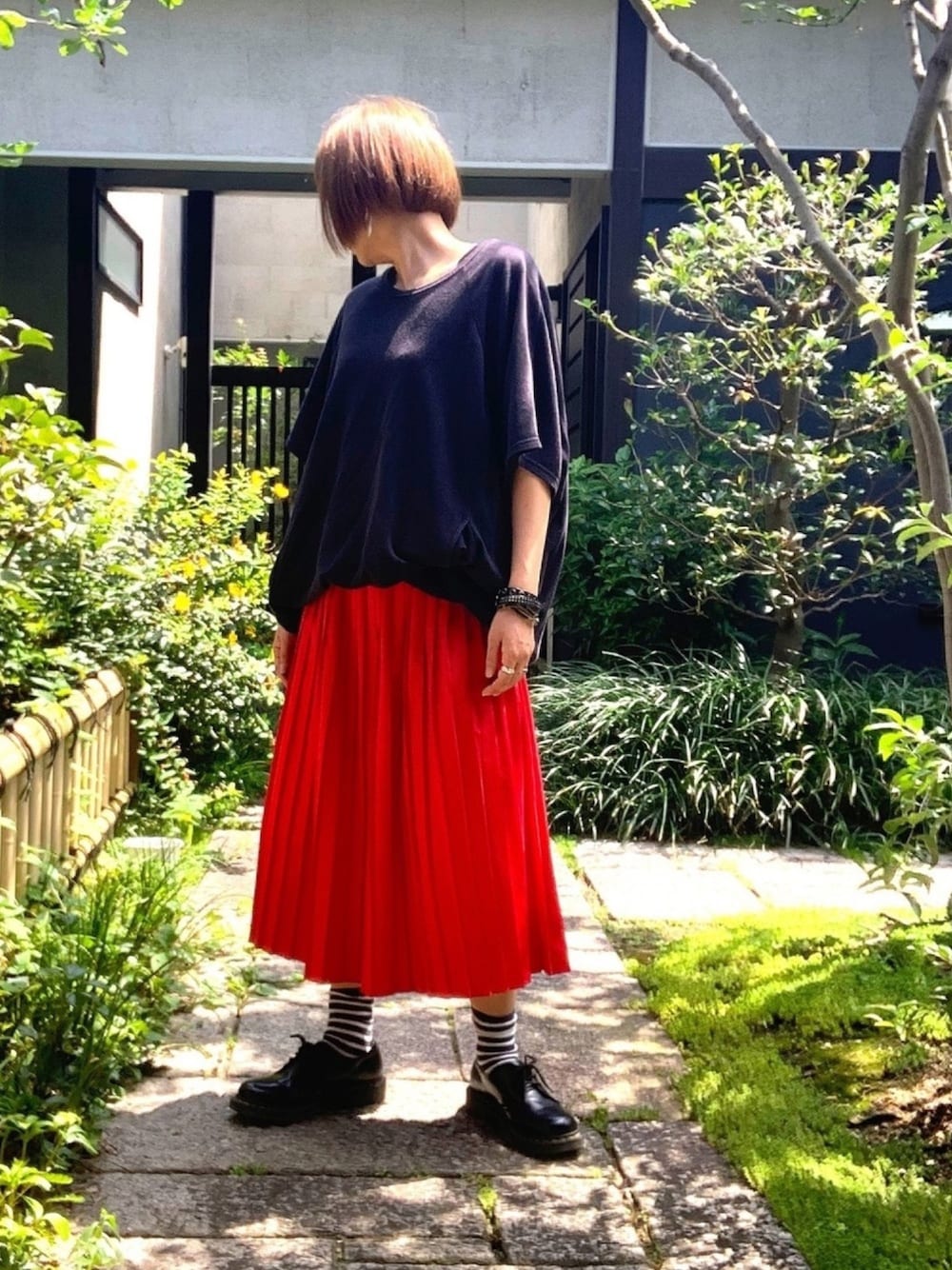 「シンプルコーデ、ブラック、プリーツスカート、赤スカート、ひざ丈スカート、ドレスシューズ、Dr.Martens、大人カジュアル、WEAR昭和部、ボブ」｜「HEART MARKETのアイテム（Tシャツ/カットソー、ブラック系）」を使った、ぽん。さん（レディース・159cm）の夏コーディネートの1枚目の写真