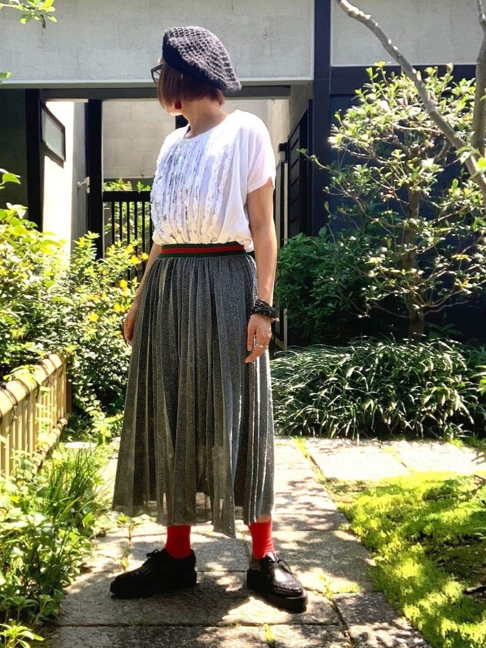 「ベレー帽、白Tシャツ、zucca、プリーツスカート、シルバー、ドレスシューズ、モード、大人カジュアル、WEAR昭和部、ボブ」｜「編みベレー帽のアイテム（ハンチング/ベレー帽、ブラック系）」を使った、ぽん。さん（レディース・159cm）の夏コーディネートの1枚目の写真