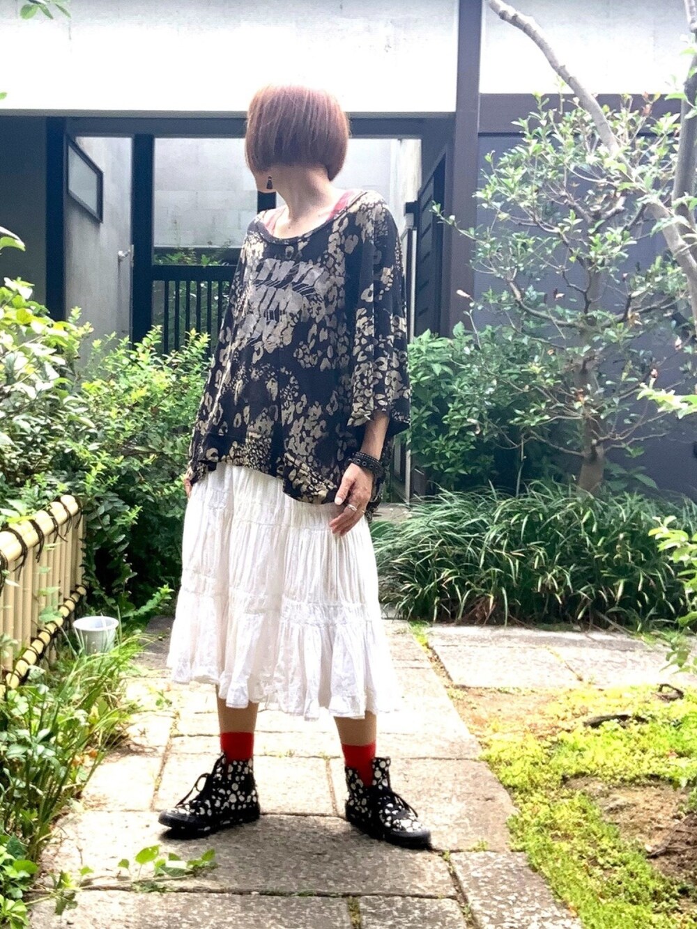 「ゆるコーデ、黒Tシャツ、RNA、白スカート、フレアスカート、スニーカー、converse、ロック、WEAR昭和部、ボブ」｜「RNAのアイテム（Tシャツ/カットソー、ブラック系）」を使った、ぽん。さん（レディース・159cm）の夏コーディネートの1枚目の写真
