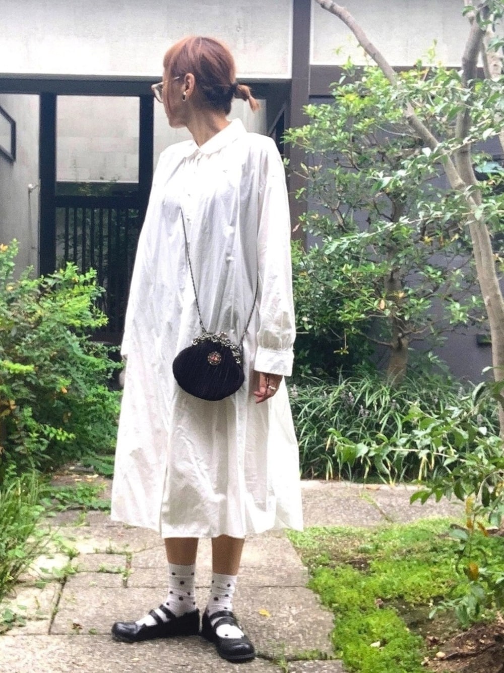 「シャツワンピ、白シャツワンピ、pou dou dou、チェーンバッグ、アンティークバッグ、ドレスシューズ、モノトーン、白ワンピース、WEAR昭和部、ボブ」｜「POU DOU DOUのころころボタンシャツワンピース（シャツワンピース、ホワイト系）」を使った、ぽん。さん（レディース・159cm）の秋コーディネートの1枚目の写真