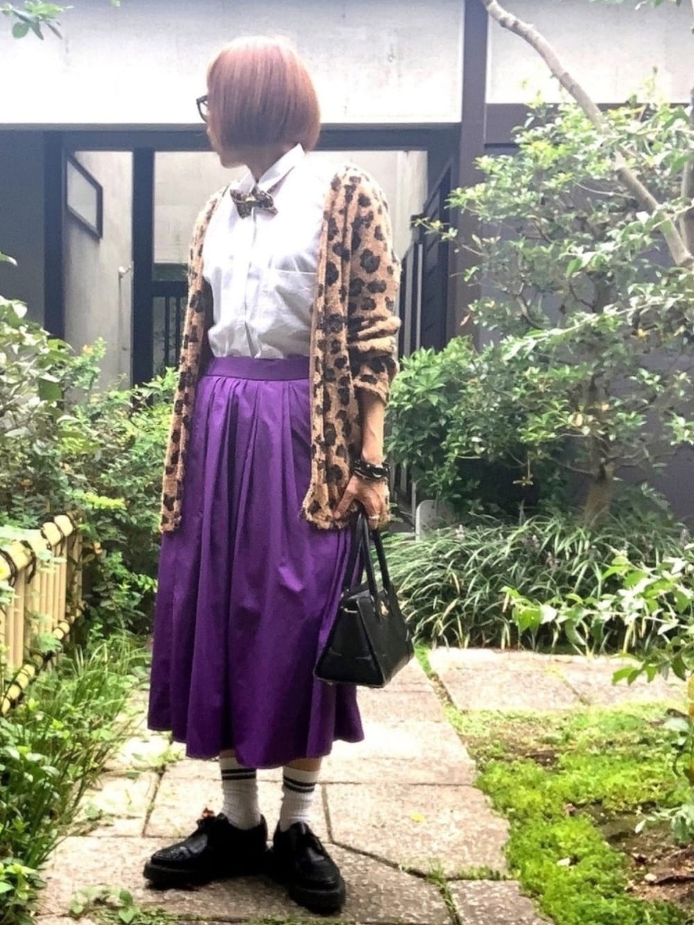 「蝶ネクタイ、ひょう柄、カーディガン、古着、白シャツ、パープル、フレアスカート、Vivienne Westwood、zucca、大人ヤンキー」｜「蝶ネクタイのアイテム（蝶ネクタイ、ブラウン系）」を使った、ぽん。さん（レディース・159cm）の秋コーディネートの1枚目の写真