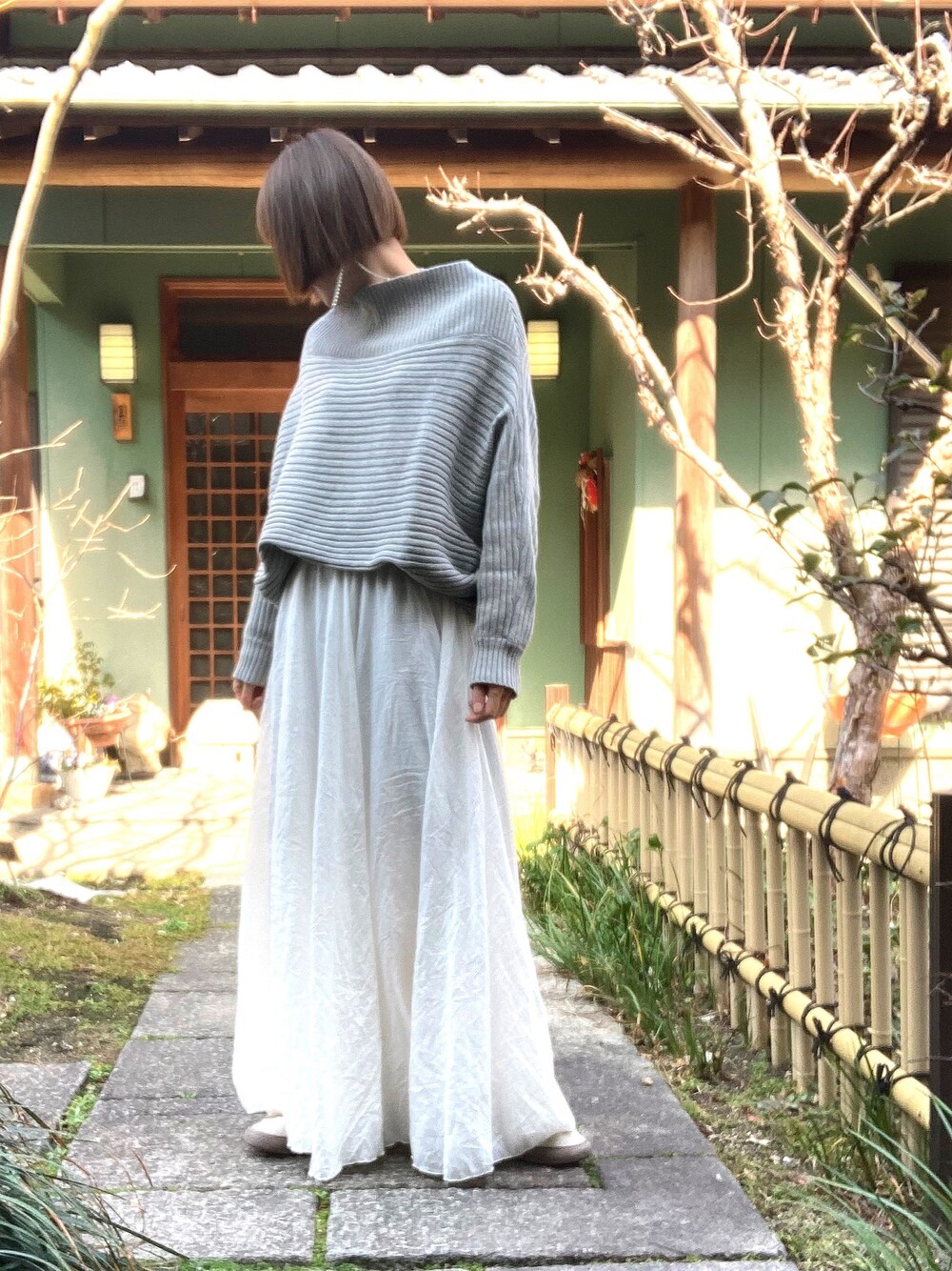 「シンプルコーデ、パールアクセ、ドルマンニット、antiqua、ロングスカート、白スカート、スニーカー、adidas、ボブ、WEAR昭和部」｜「antiquaのパールロングイヤリング（イヤリング、シルバー系）」を使った、ぽん。さん（レディース・159cm）の冬コーディネートの1枚目の写真
