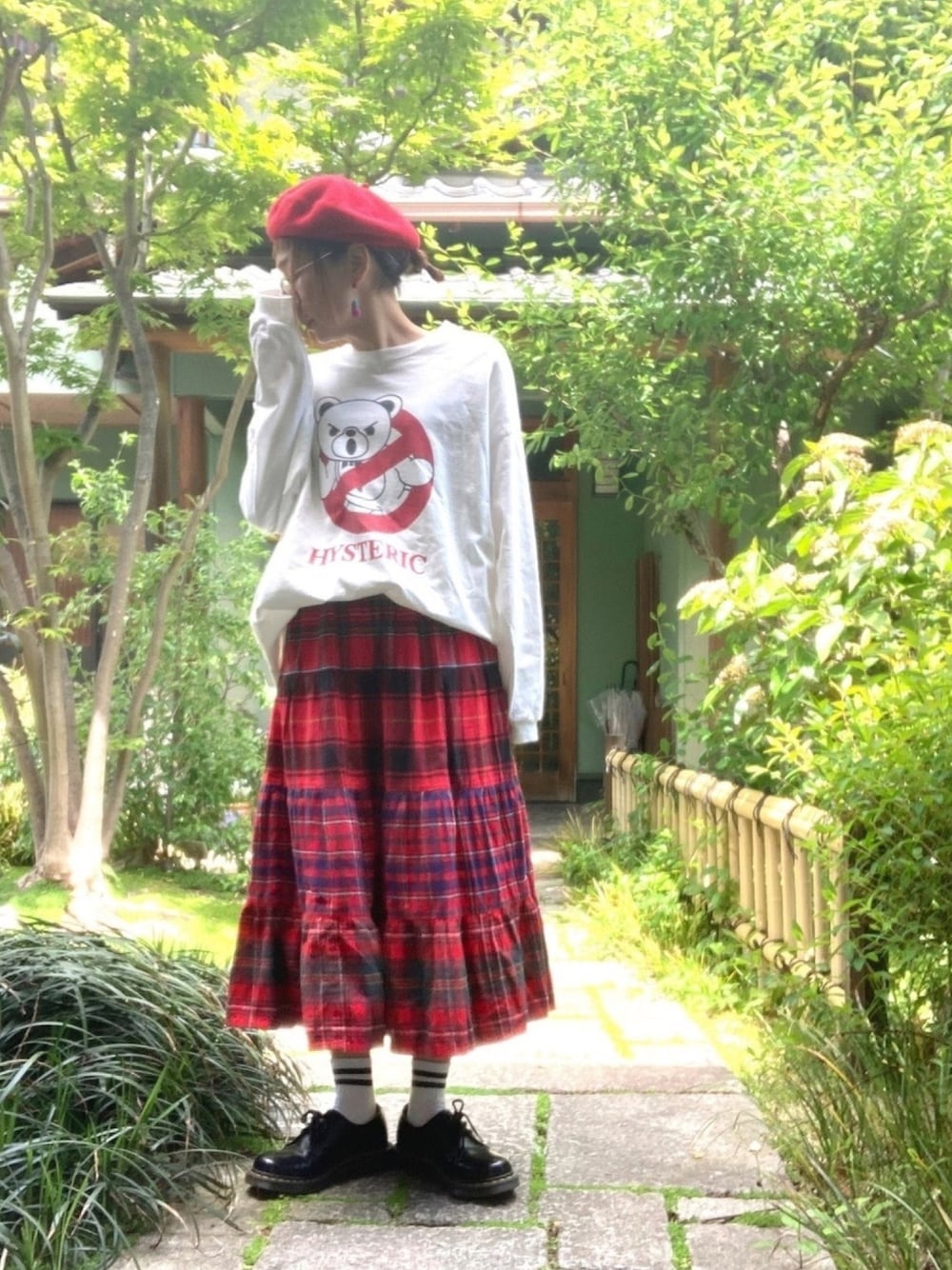 「ベレー帽、ロンT、Hysteric Glamour、ティアードスカート、チェックスカート、BEAMS BOY、ドレスシューズ、Dr.Martens、ボブ、WEAR昭和部」｜「WEGOの∴WEGO/mimmamコラボベレー帽（ハンチング/ベレー帽、レッド系）」を使った、ぽん。さん（レディース・158cm）の春コーディネートの1枚目の写真