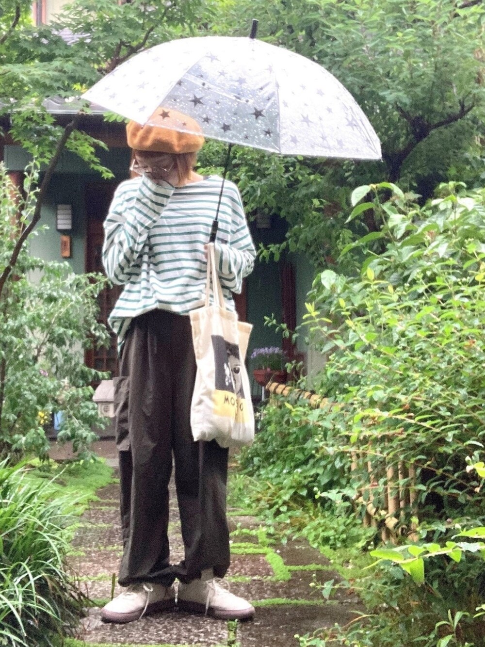 「ベレー帽、ボーダー、ボーダートップス、カーゴパンツ、トートバッグ、スニーカー、adidas、ゆるコーデ、ボブ、WEAR昭和部」｜「WEGOのWEGO/バスクベレー帽（ハンチング/ベレー帽、イエロー系）」を使った、ぽん。さん（レディース・158cm）の春コーディネートの1枚目の写真