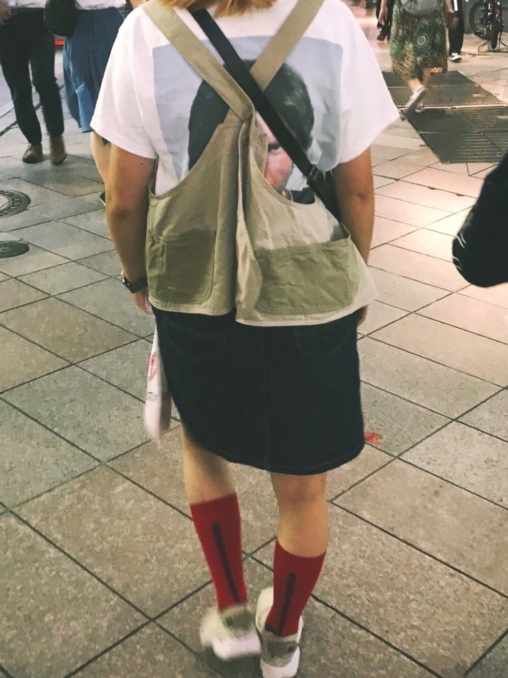 「summer、STARWARS、ミニスカート、ベスト、ootd、NIKE、Tシャツ」｜「BEAMS BOYのBEAMS BOY / US ARMY クレイジー ベスト（ベスト、グリーン系）」を使った、Sayaさん（レディース・161cm）の夏コーディネートの1枚目の写真
