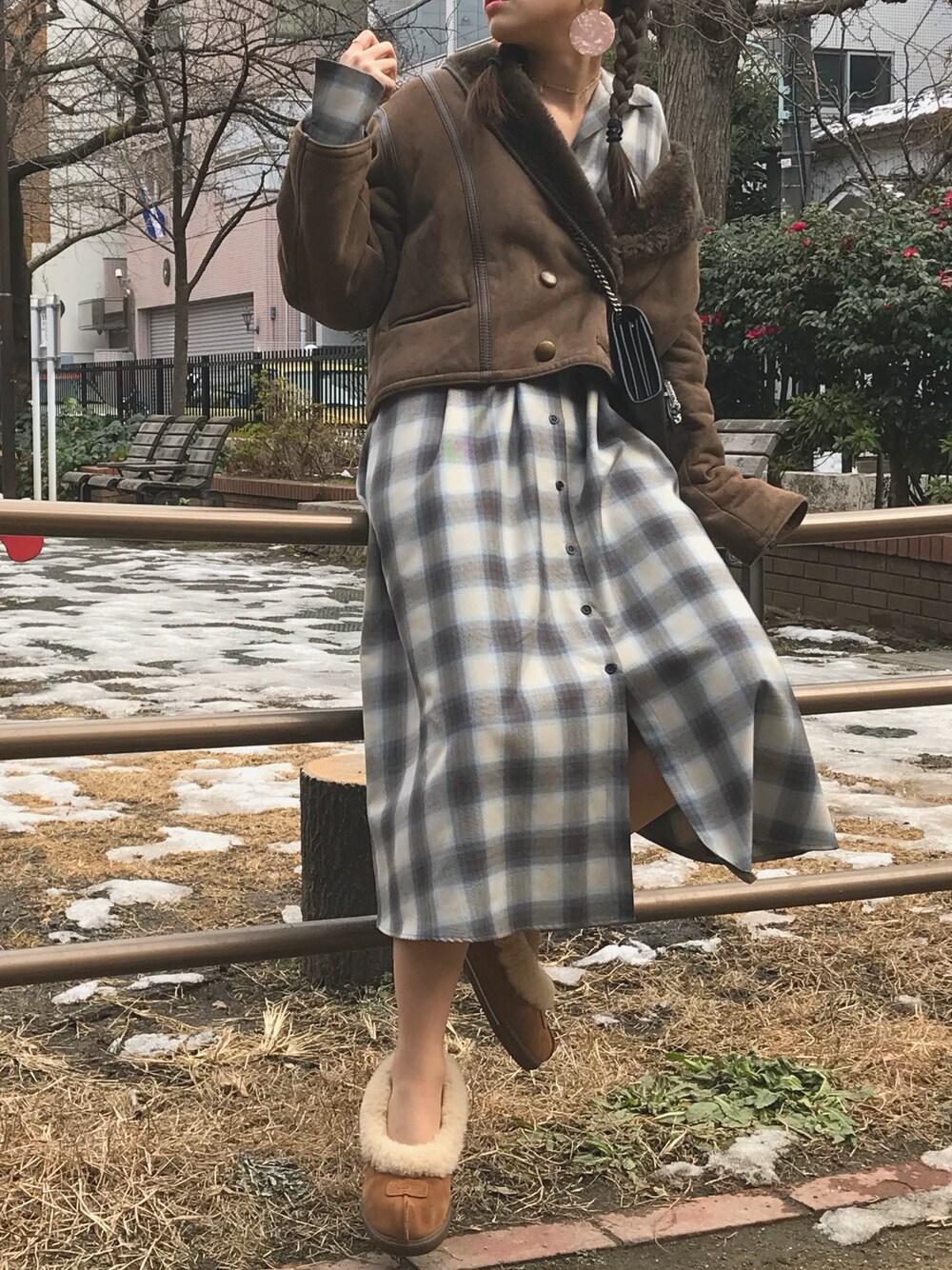 横田 彩夏さんの「2wayオフショルシャドーチェックシャツドレス（lilLilly）」を使ったコーディネート