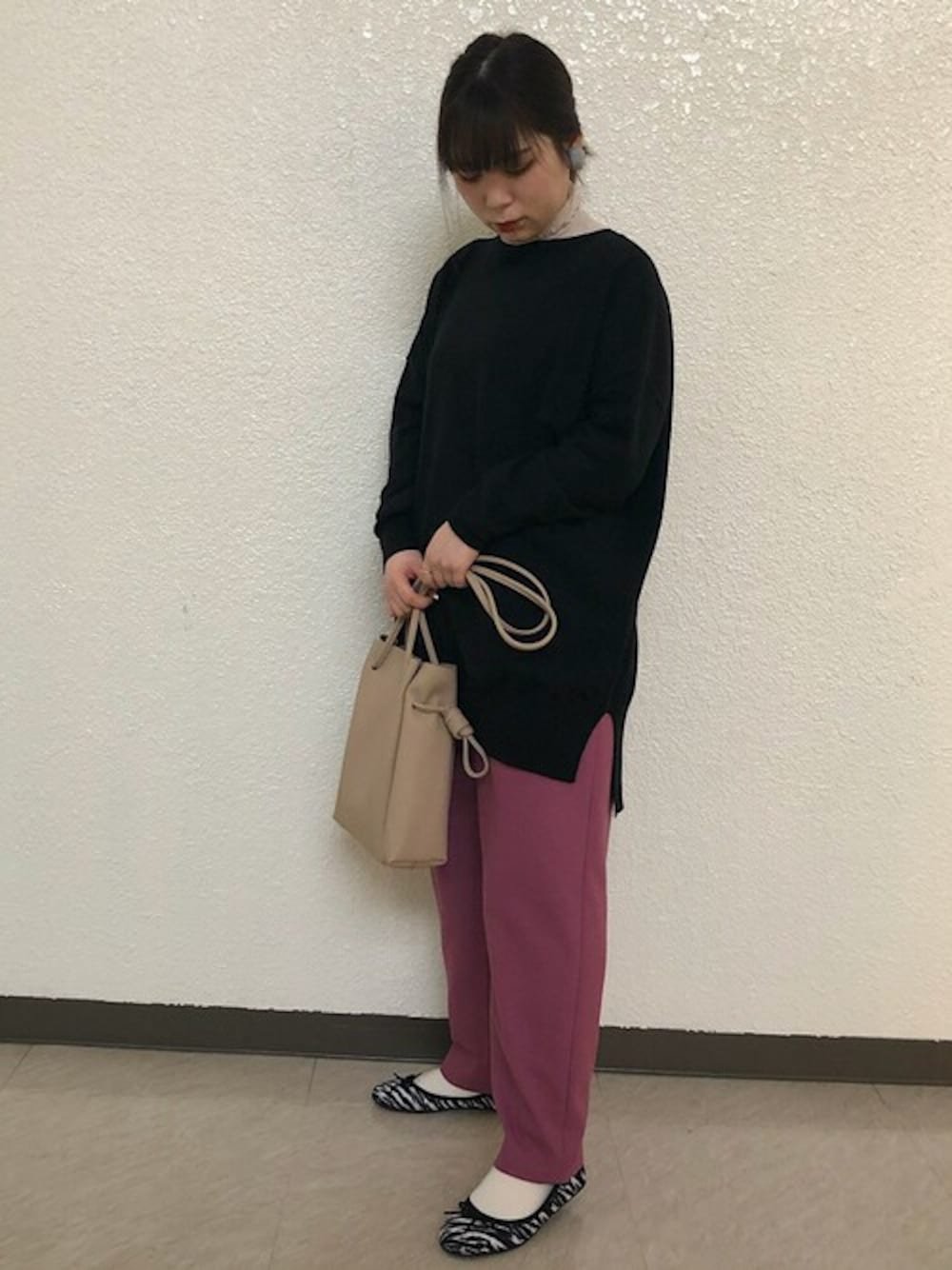 ベージュ系のショルダーバッグ、ピンク系のその他パンツ、ブラック系のバレエシューズを着用したレディースの秋コーディネートの1枚目の写真