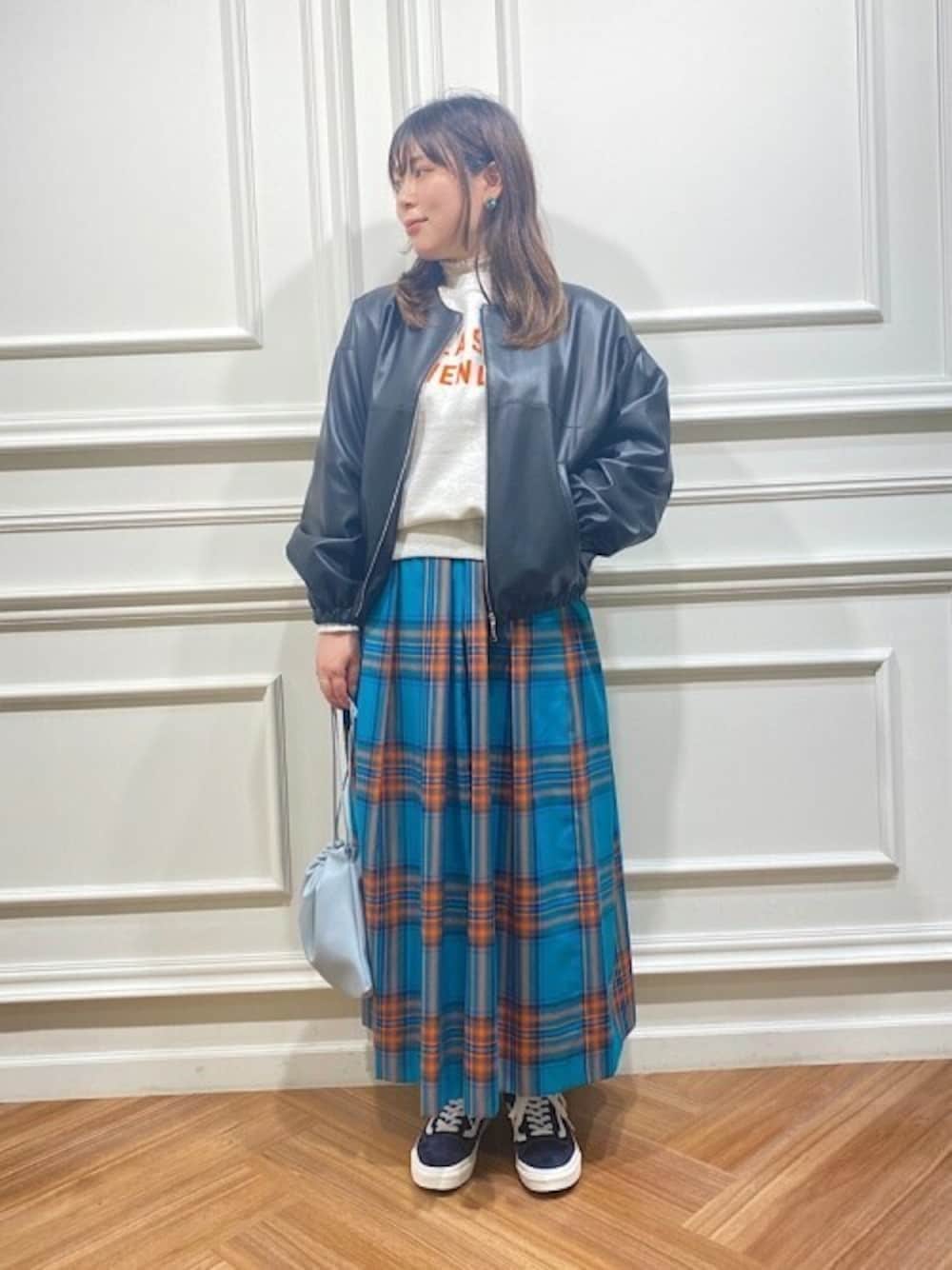 「大人カジュアル、スニーカーコーデ、シップス、休日スタイル、チェクスカート、秋冬コーデ、ジャケットコーデ、ランダムタックスカート」｜「SHIPS anyのSHIPS any: 2WAY 巾着 スモール ショルダーバッグ◇（ショルダーバッグ、ブルー系）」を使った、工藤さん（レディース・156cm）の秋コーディネートの1枚目の写真