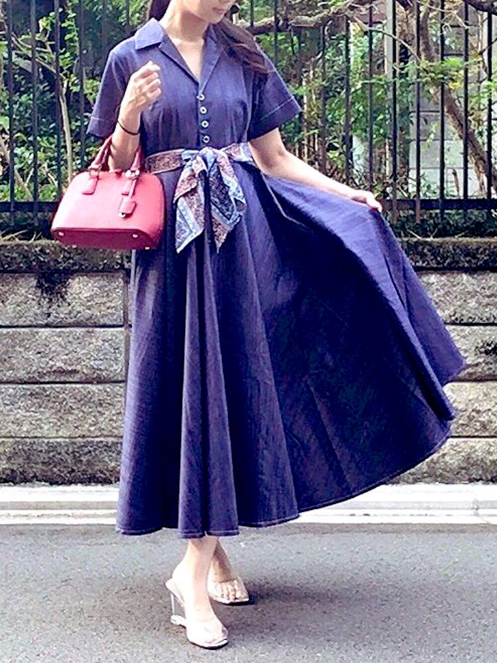 ブルー系のワンピース、ホワイト系のサンダル、レッド系のハンドバッグを着用したレディースの夏コーディネートの1枚目の写真